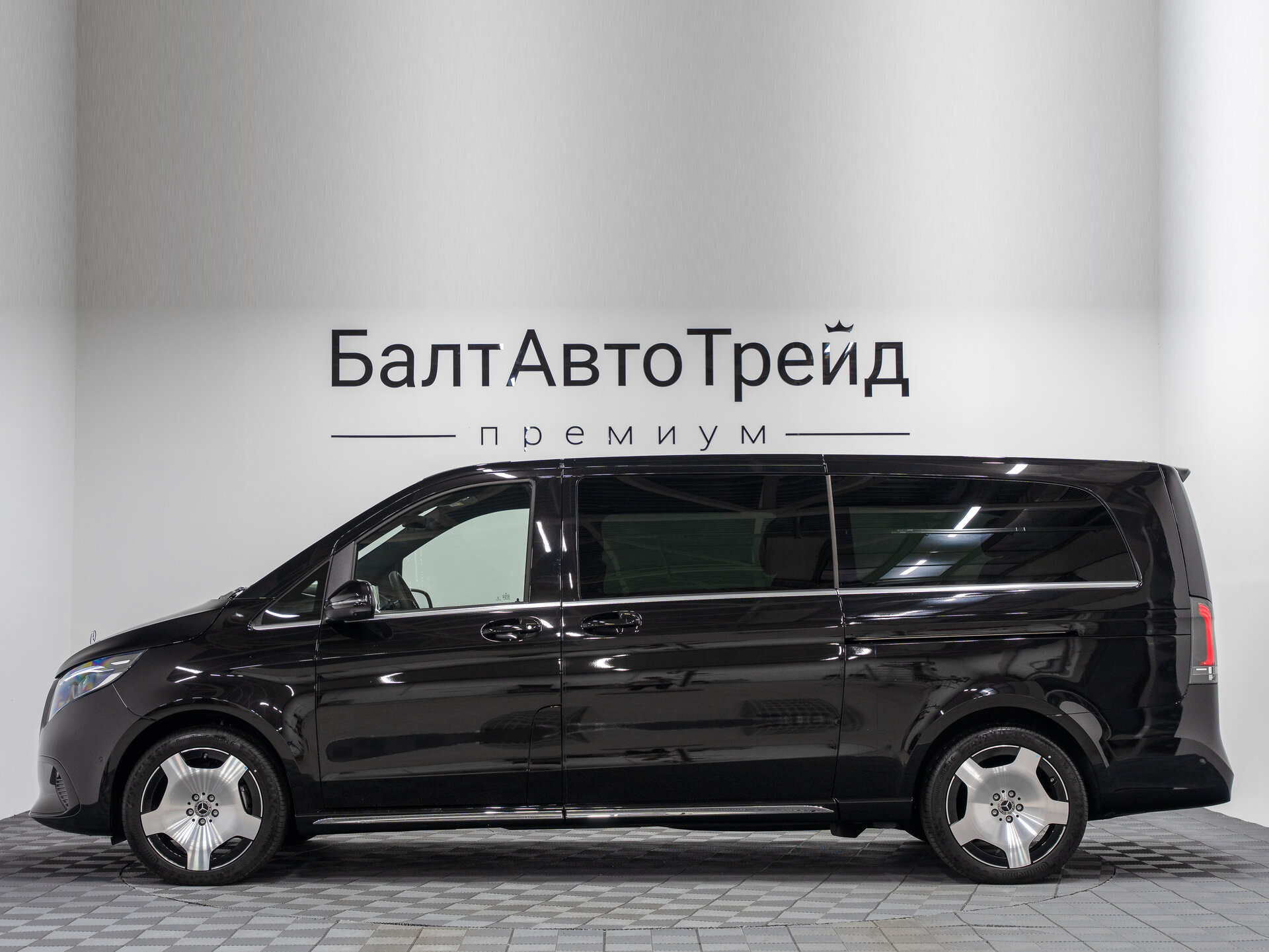 Автомобиль Mercedes-Benz V-Класс 300 d экстра длинный 2.0d AT (237 л.с.) 4WD - 11