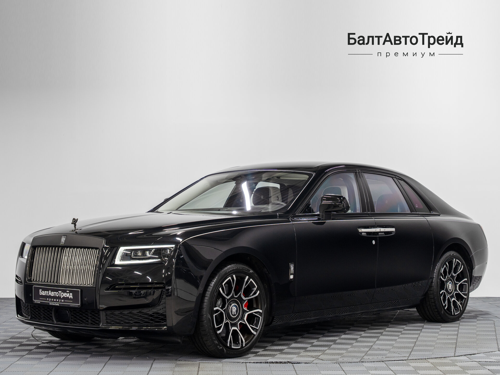 Автомобиль Rolls-Royce Ghost Black Badge 6.8 AT (600 л.с.) 4WD - 1