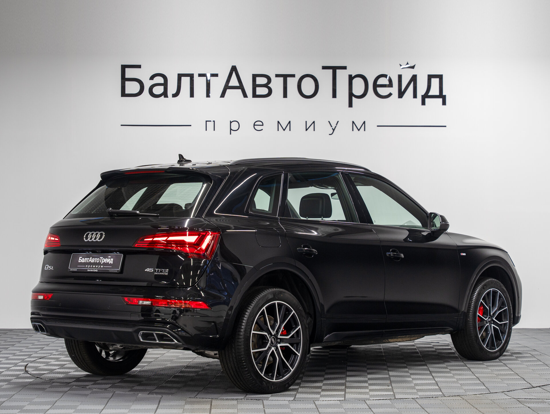 Автомобиль Audi Q5 L 45 TFSI 2.0 AMT (245 л.с.) 4WD - 7