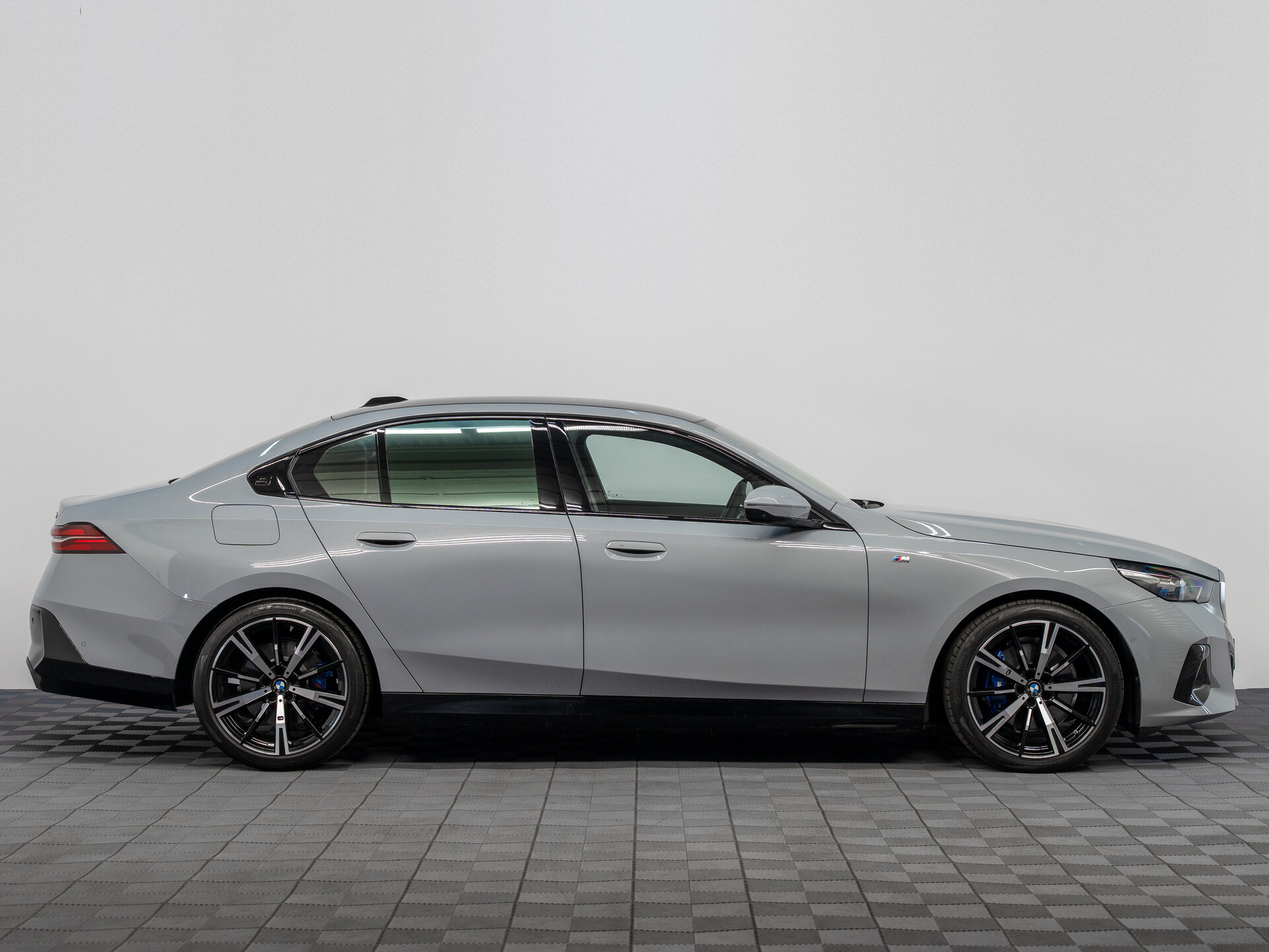 Автомобиль BMW 5 серии 530i xDrive 2.0 AT (258 л.с.) 4WD - 8