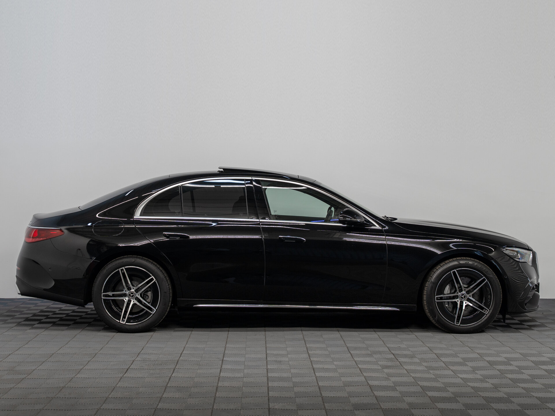 Автомобиль Mercedes-Benz E-Класс 300 2.0 AT (258 л.с.) 4WD - 4
