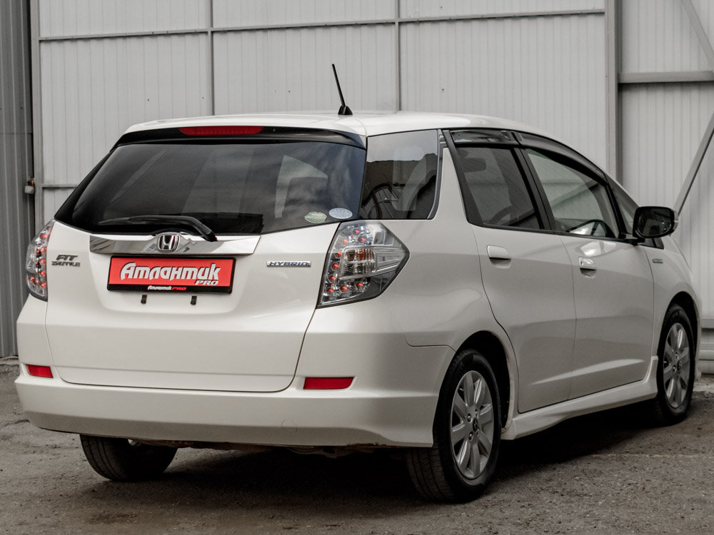 Купить Honda Fit Shuttle 1.3hyb CVT (88 л.с.), 2013 в Екатеренбурге