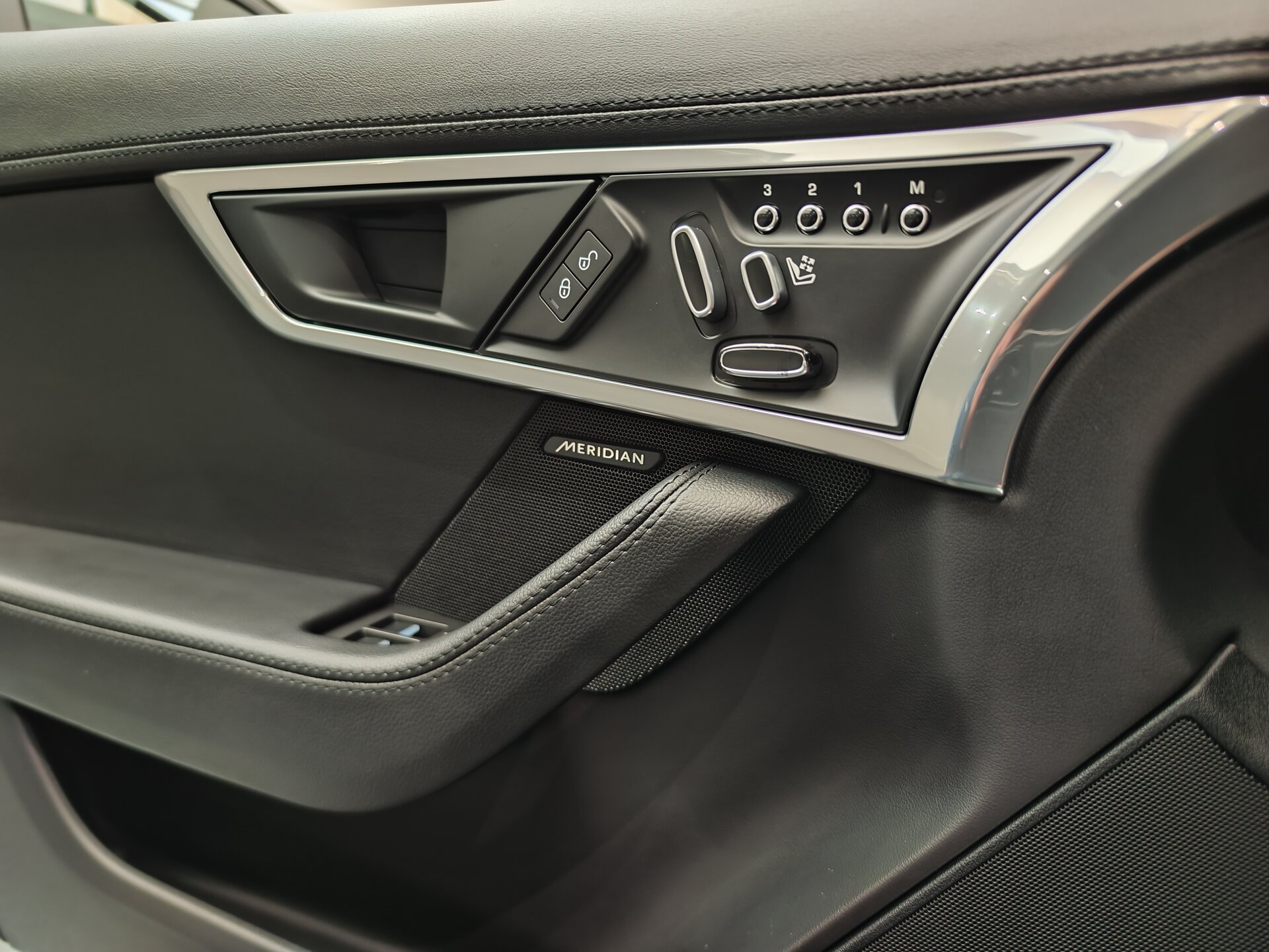 Автомобиль Jaguar F-Type 2.0 AT (300 л.с.) - 16