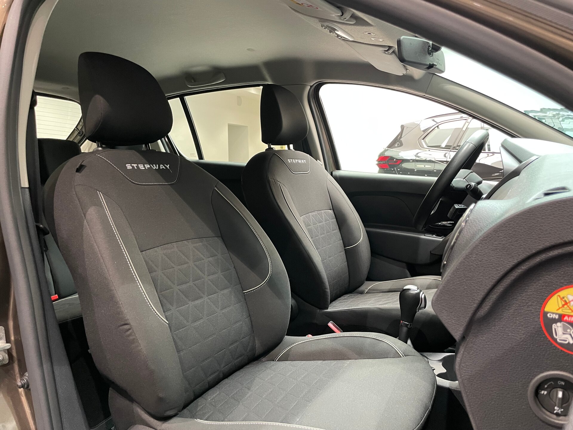 Автомобиль Renault Sandero Stepway 1.6 CVT (113 л.с.) - 12