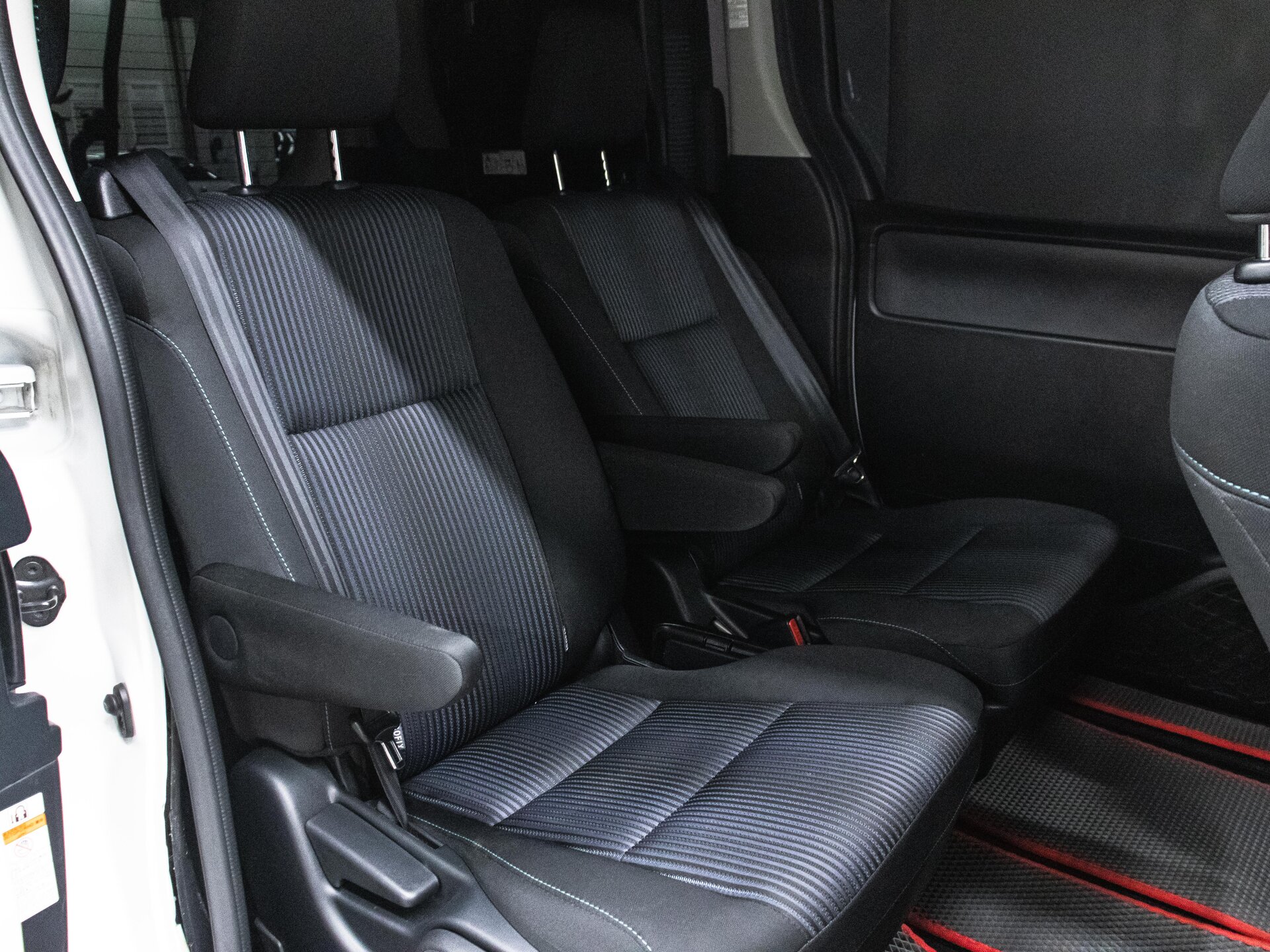 Toyota Noah 2017 25