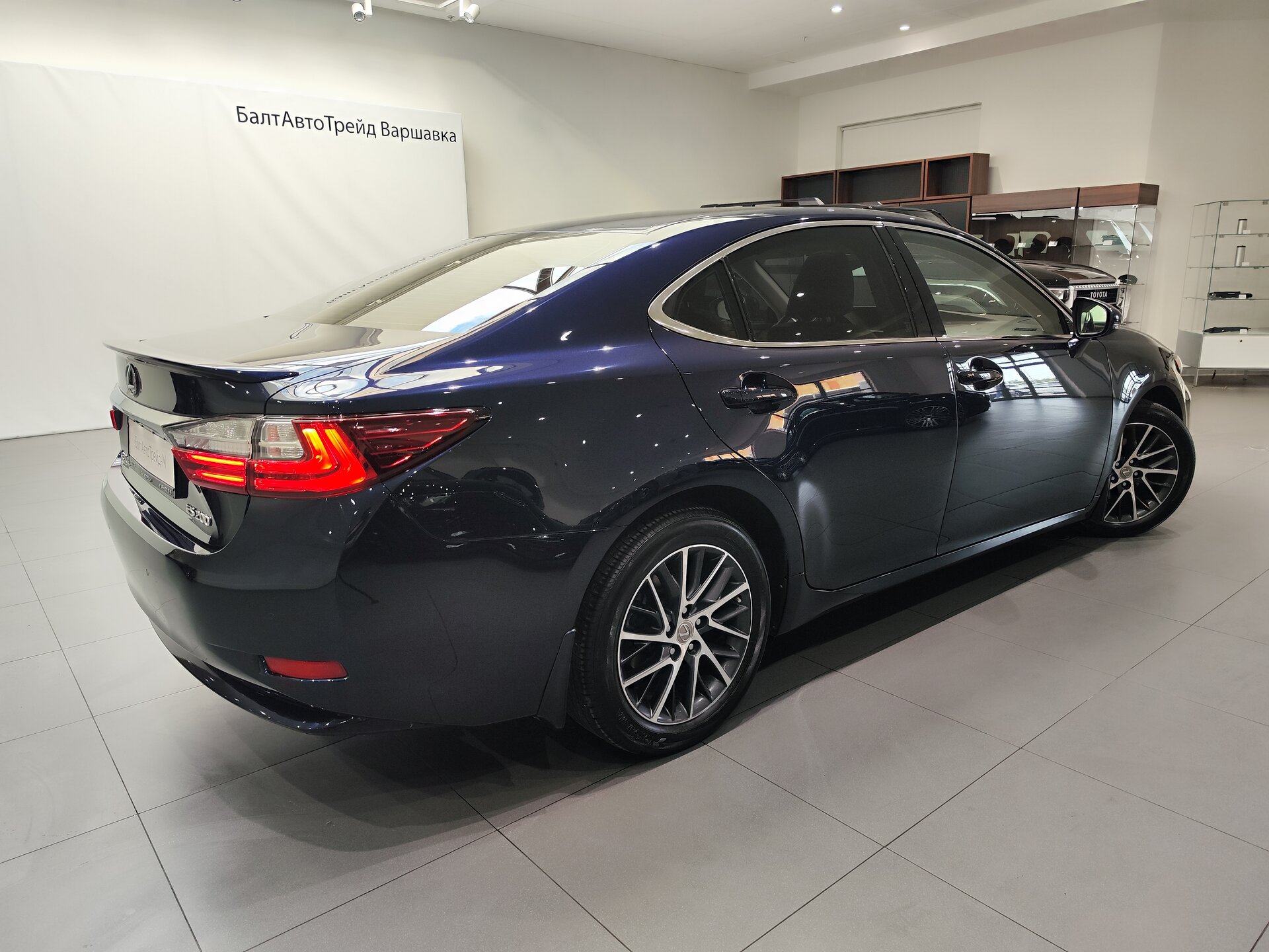 Автомобиль Lexus ES 200 2.0 AT (150 л.с.) - 4