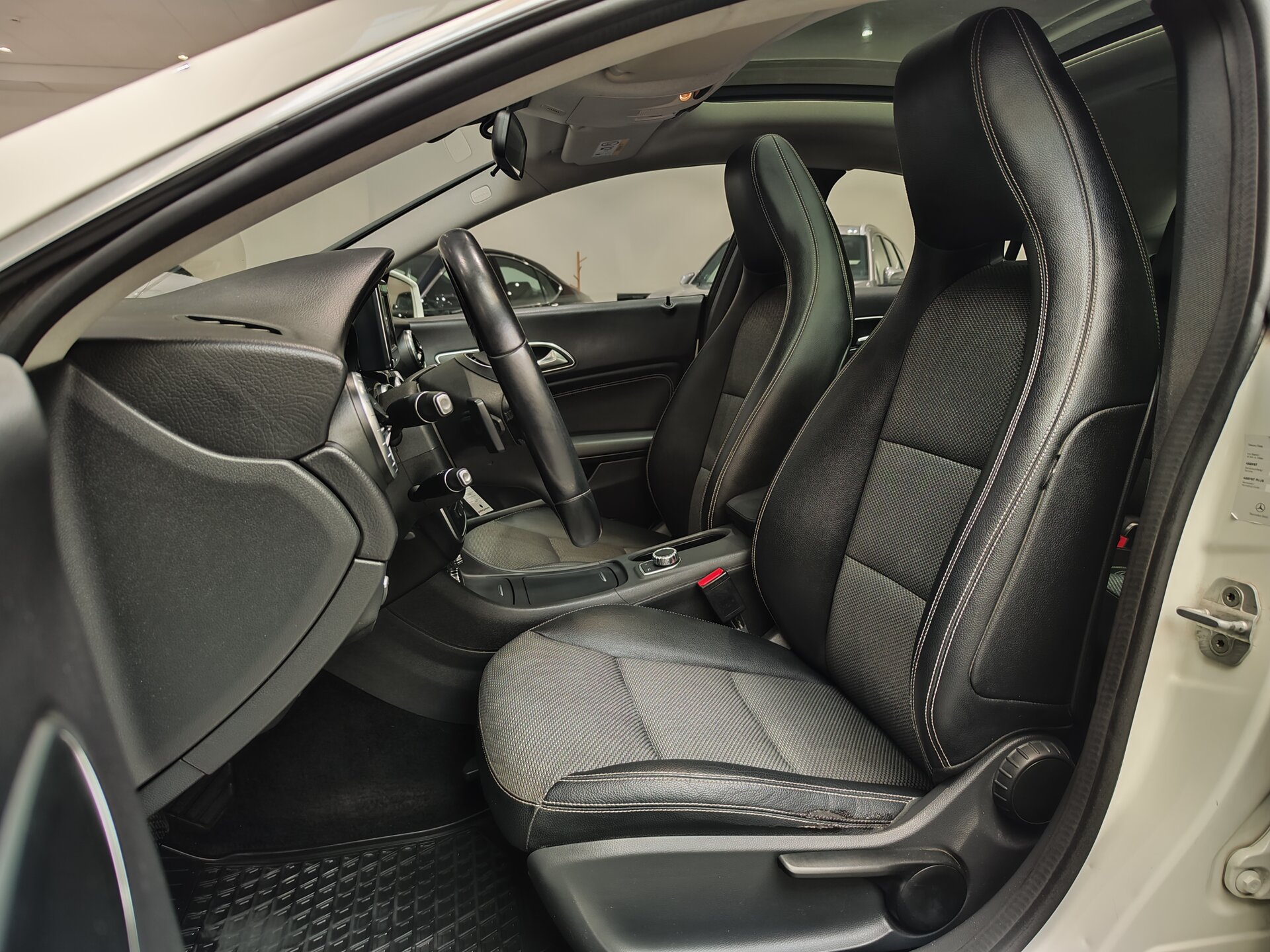Автомобиль Mercedes-Benz CLA 200 1.6 AMT (156 л.с.) - 8