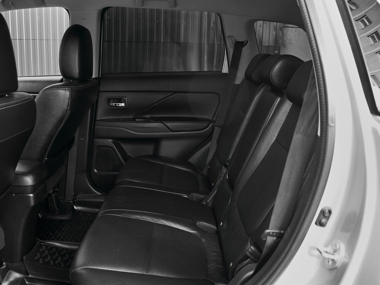 Купить Mitsubishi Outlander 2.4 CVT (167 л.с.) 4WD, 2016 в Екатеренбурге
