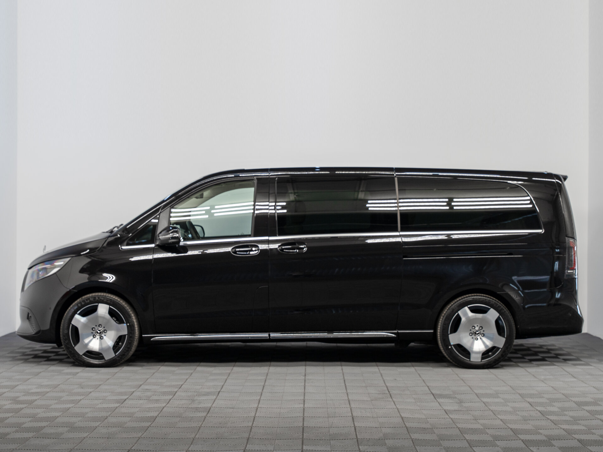 Автомобиль Mercedes-Benz V-Класс 300 d экстра длинный 2.0d AT (237 л.с.) 4WD - 6