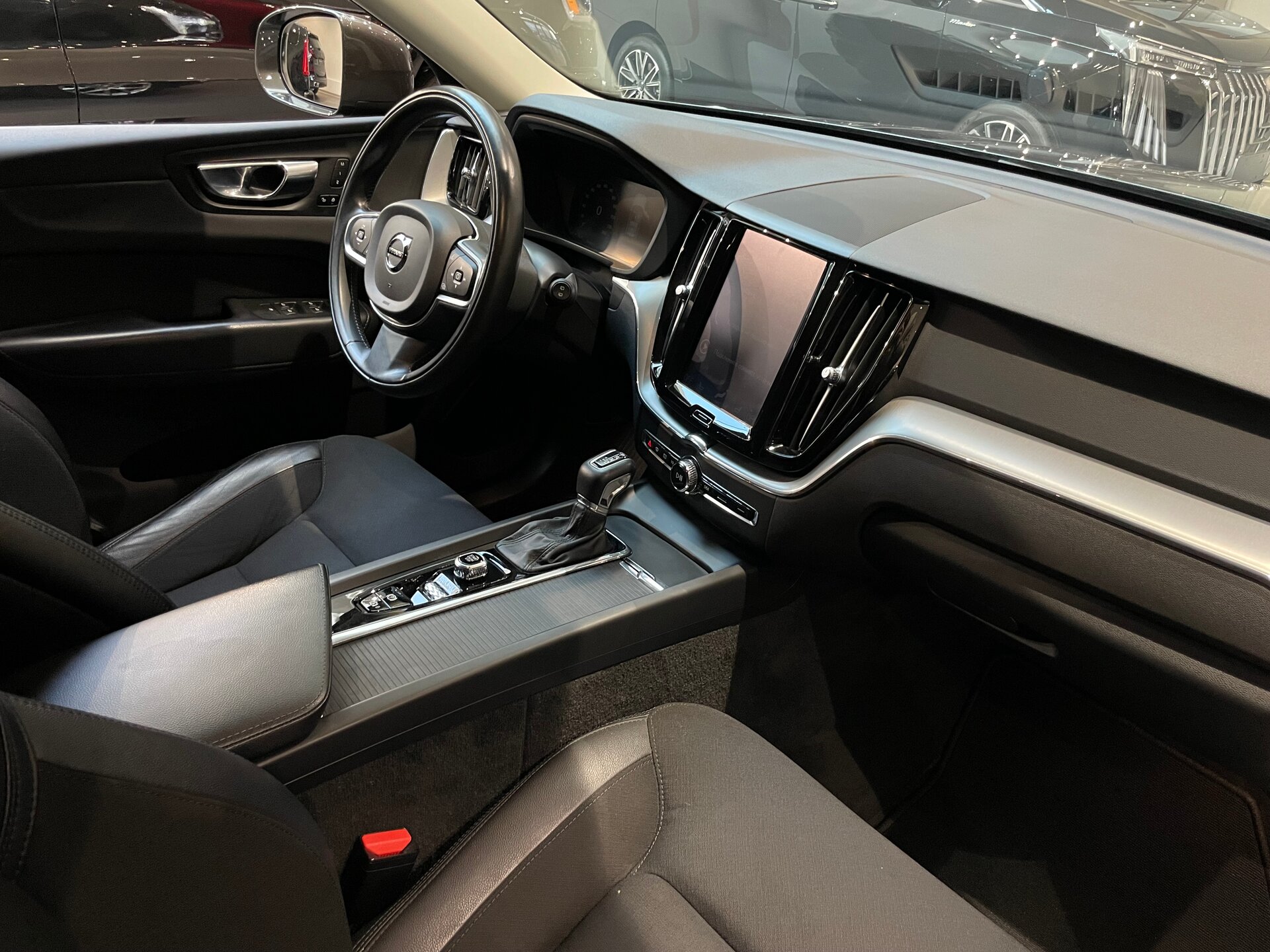 Автомобиль Volvo XC60 2.0 AT (249 л.с.) 4WD - 11