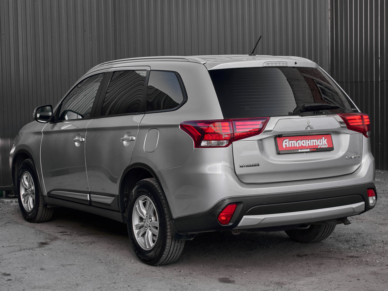Купить Mitsubishi Outlander 2.0 CVT (146 л.с.) 4WD, 2016 в Екатеренбурге