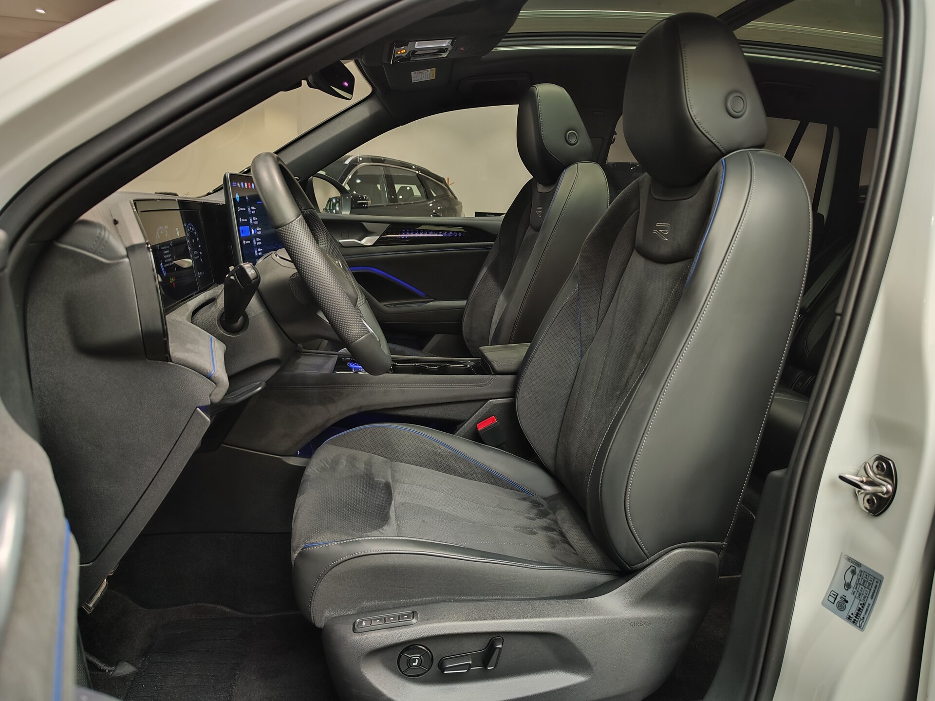 Автомобиль Volkswagen Tiguan L Pro 2.0 AMT (220 л.с.) 4WD - 7