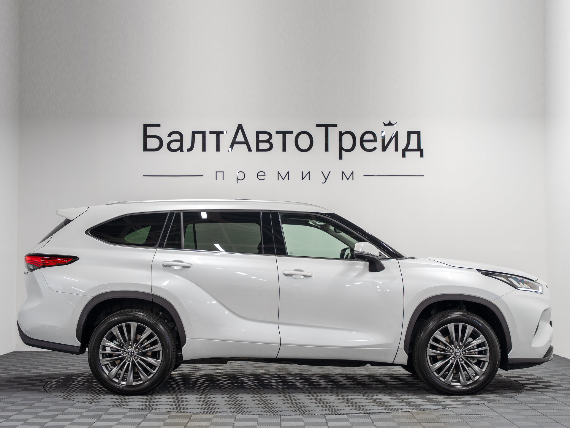Автомобиль Toyota Highlander 2.0 AT (248 л.с.) 4WD - 6