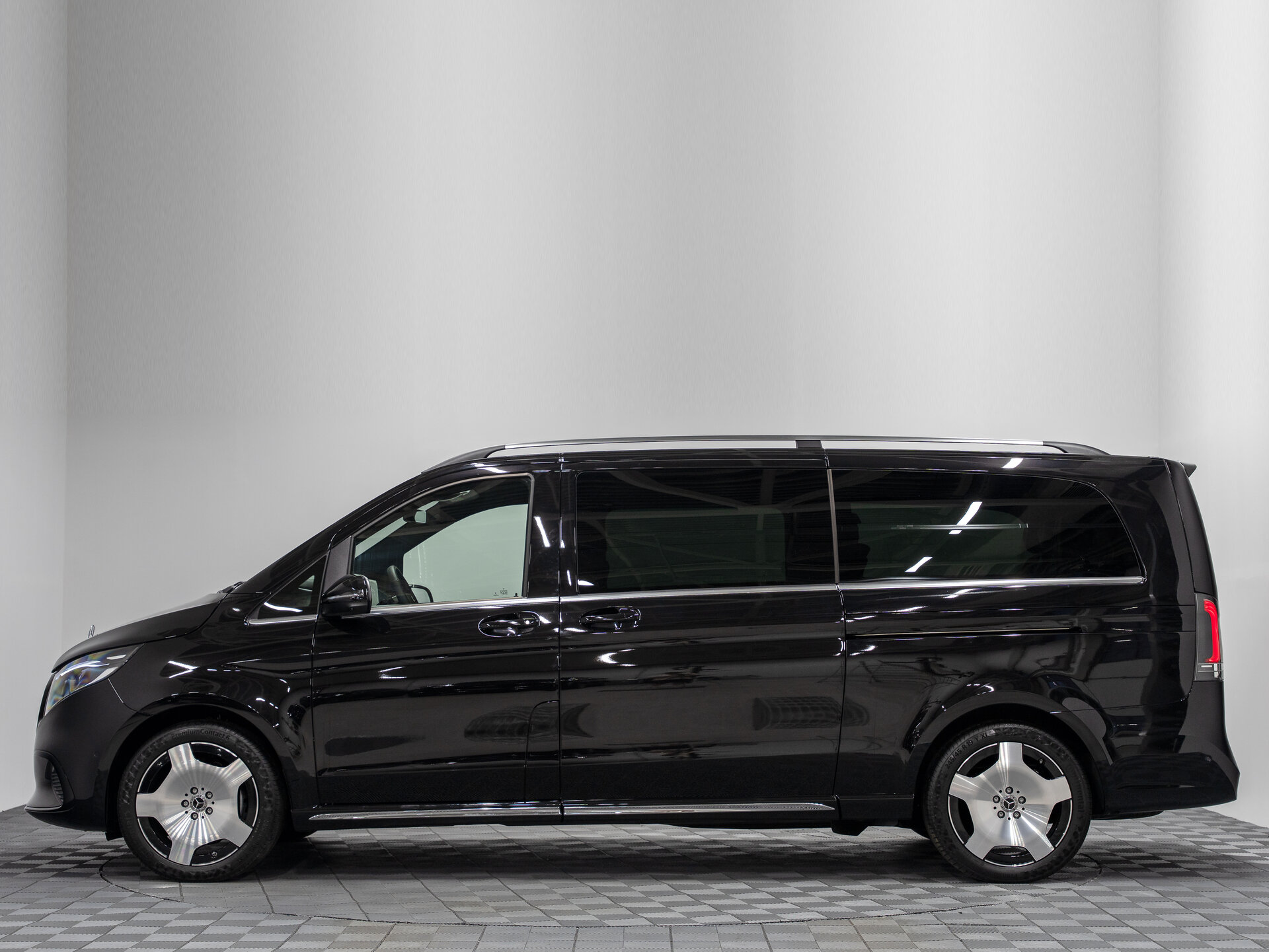 Автомобиль Mercedes-Benz V-Класс 300 d экстра длинный 2.0d AT (237 л.с.) 4WD - 11