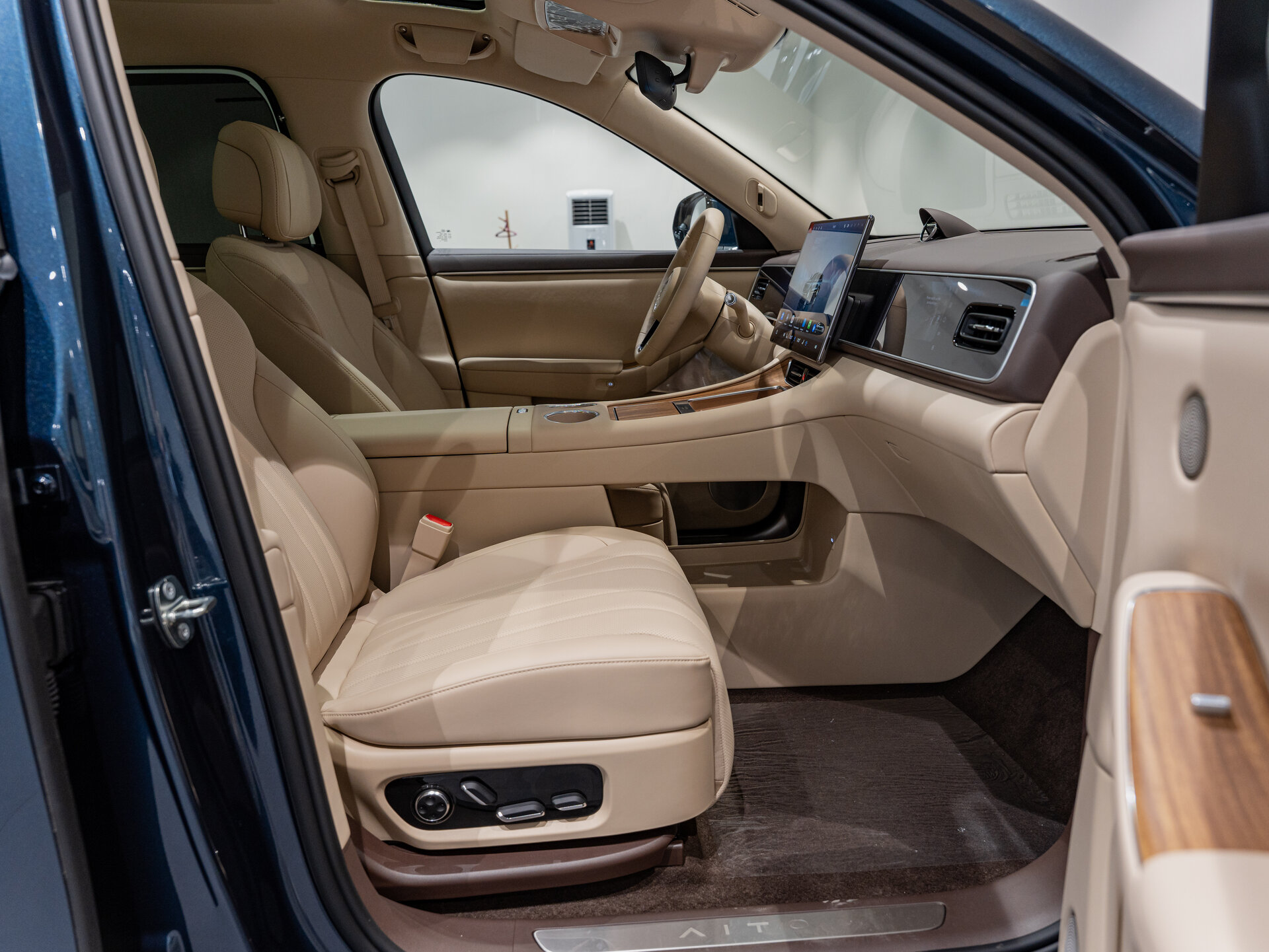 Автомобиль Aito M7 53.4 kWh 1.5hyb AT (533 л.с.) 4WD - 9