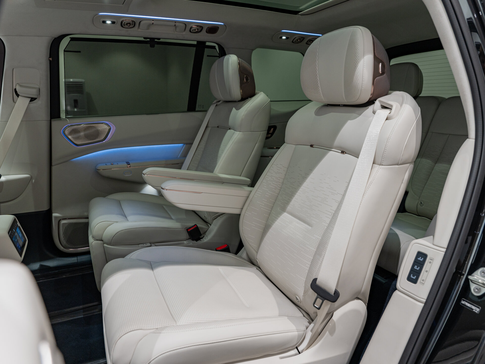 Автомобиль Lynk & Co 900 2.0hyb AT (734 л.с.) 4WD - 19