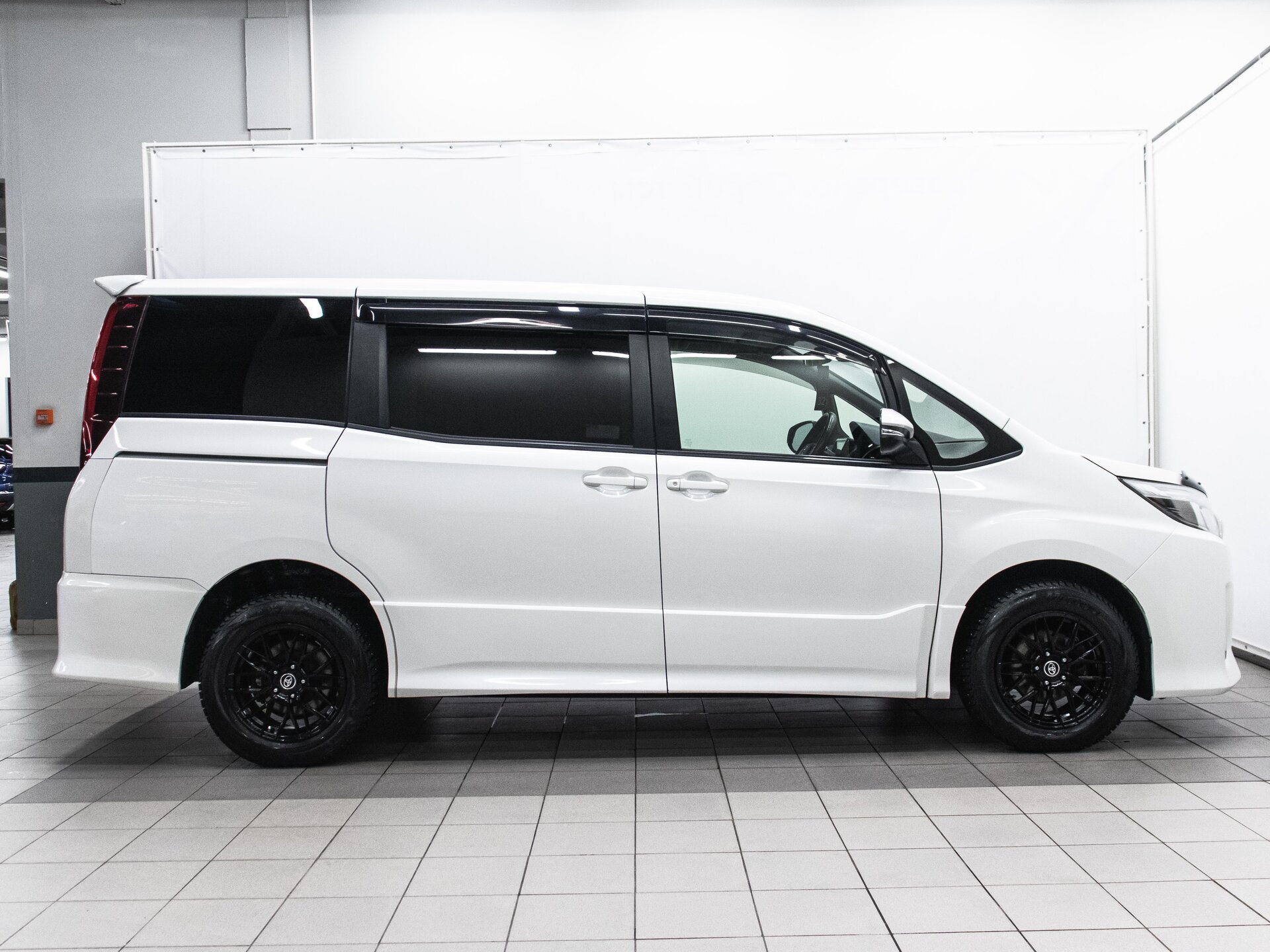 Toyota Noah 2017 6
