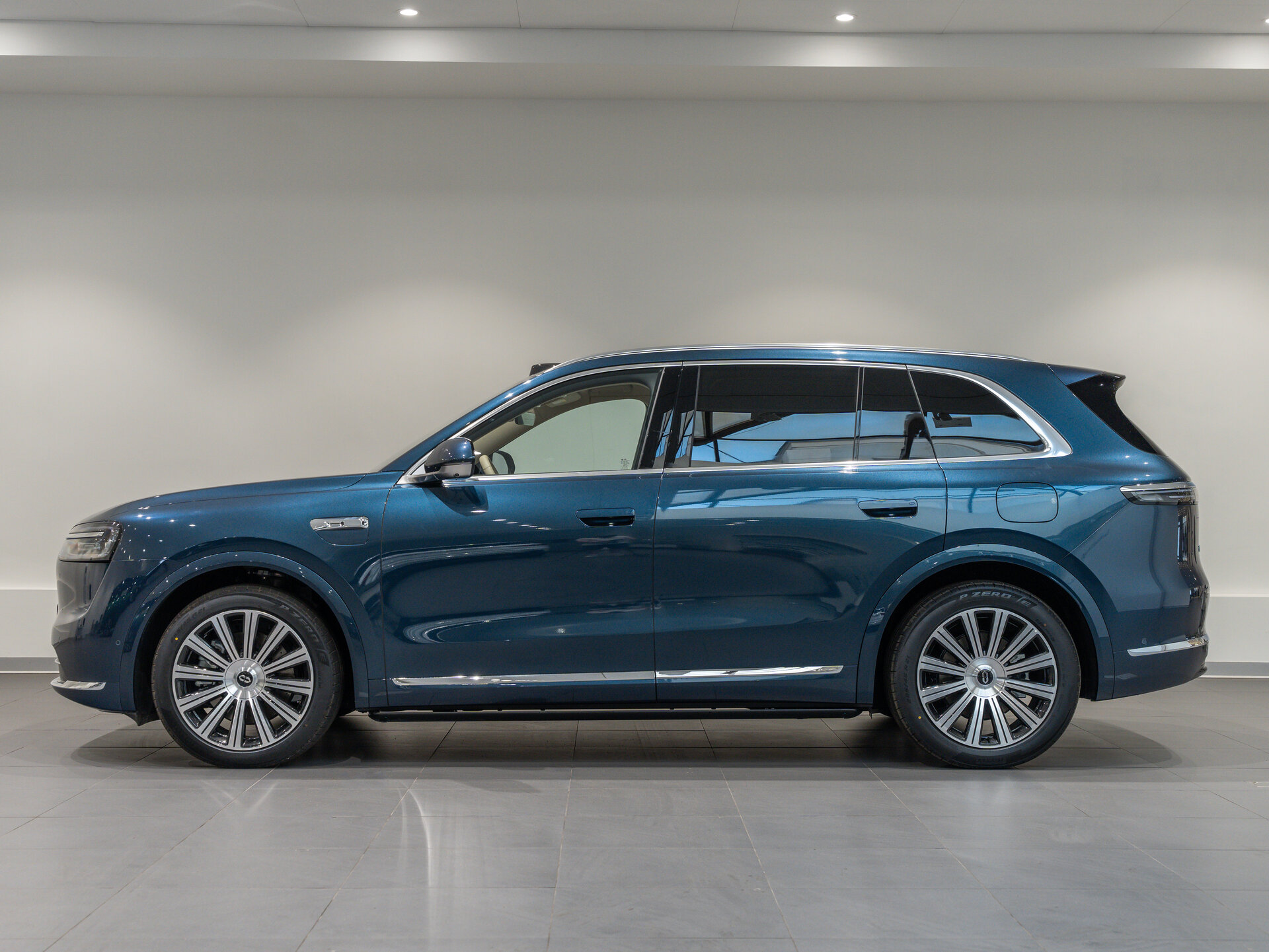 Автомобиль Aito M7 53.4 kWh 1.5hyb AT (533 л.с.) 4WD - 7