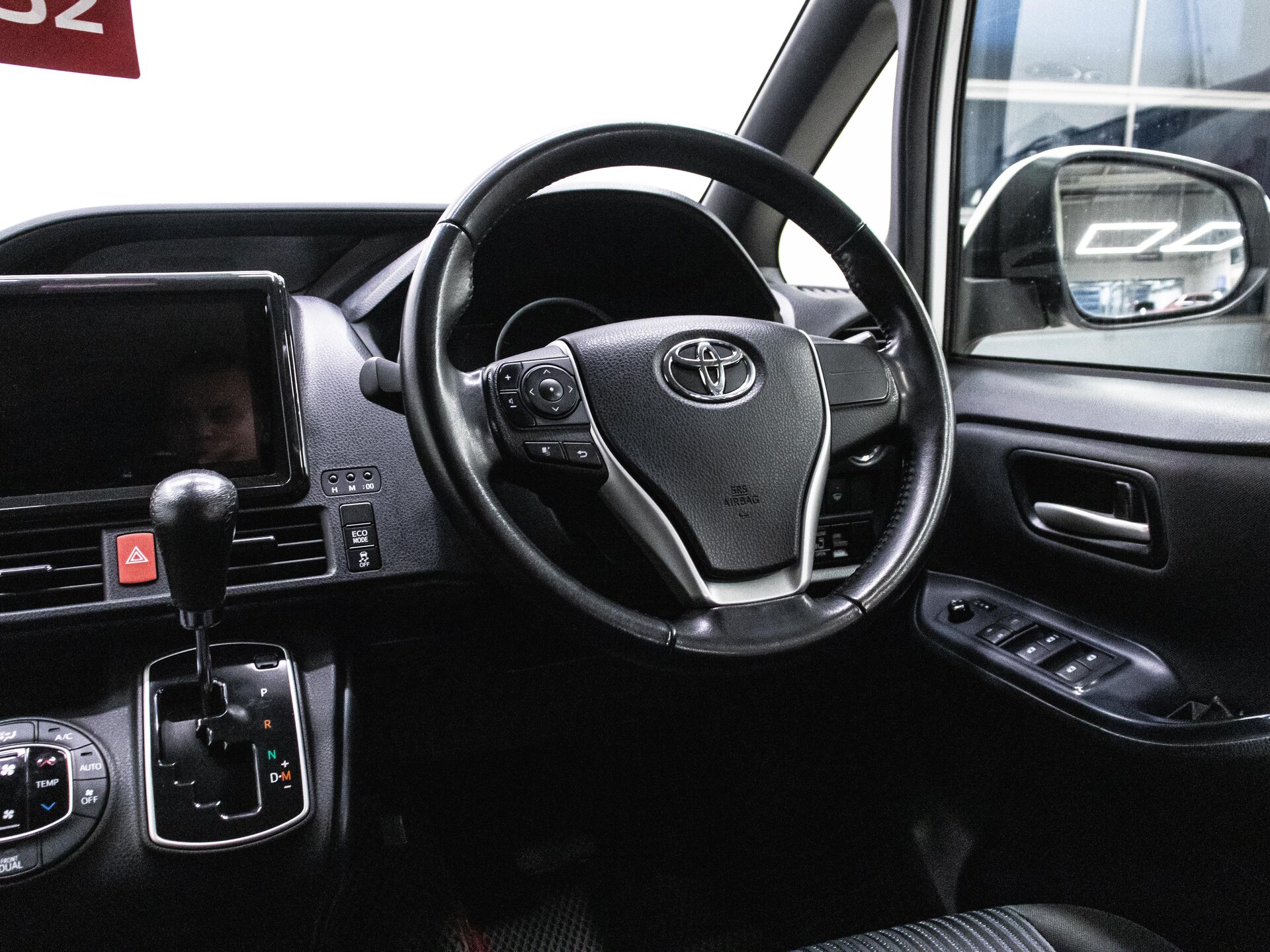 Toyota Noah 2017 14