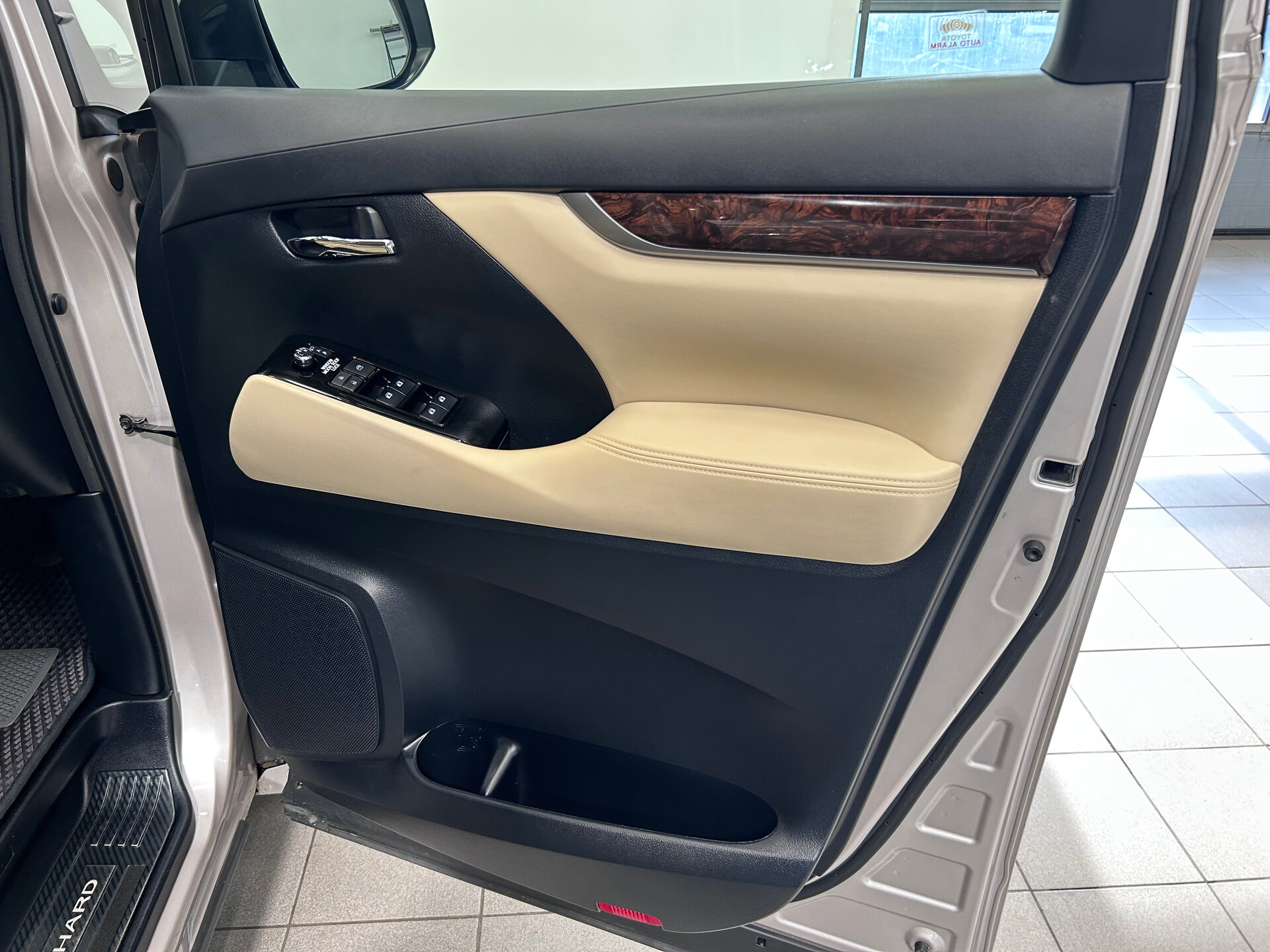Toyota Alphard 2019 19