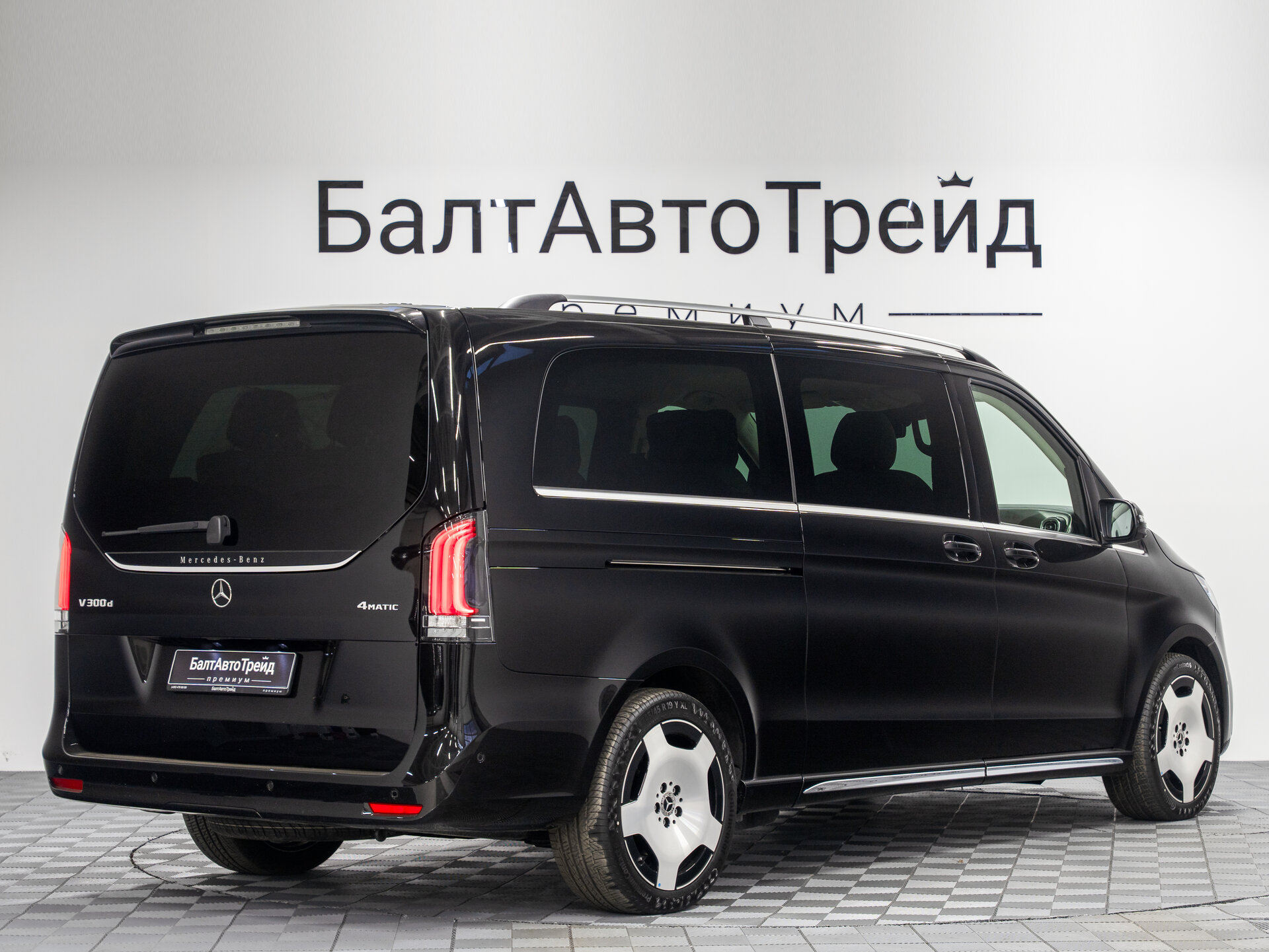 Автомобиль Mercedes-Benz V-Класс 300 d экстра длинный 2.0d AT (237 л.с.) 4WD - 7