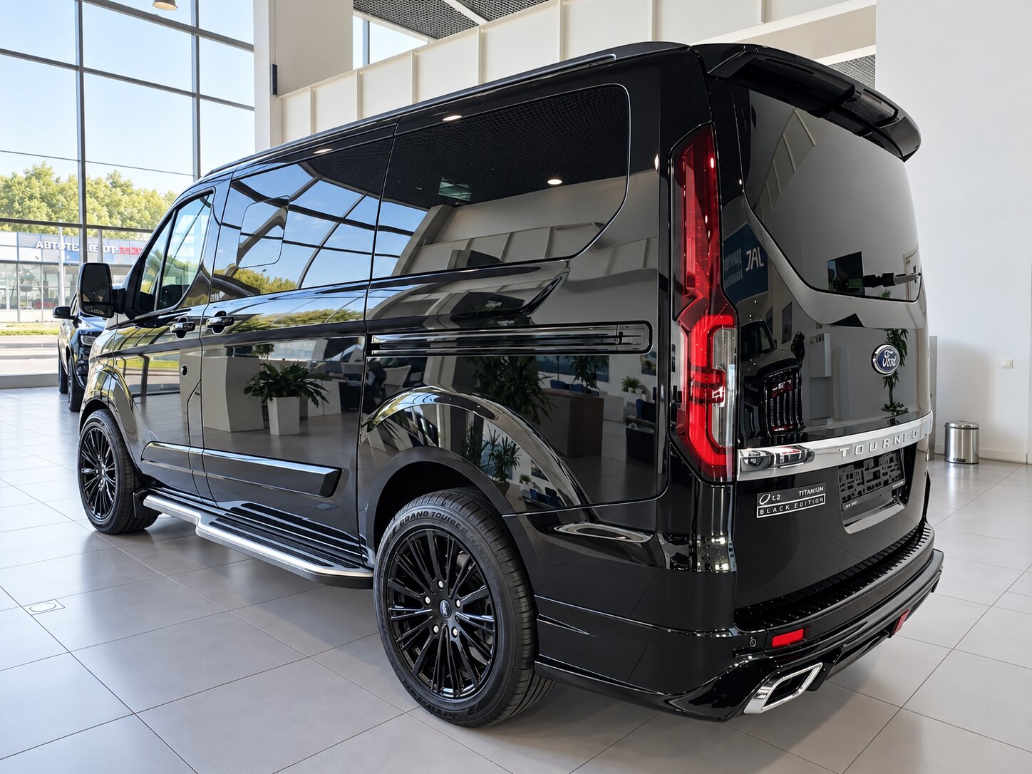 БУ автомобиль Ford Tourneo Custom 2025  2.0 л ( 220 л. с.) Черный с пробегом 35 км