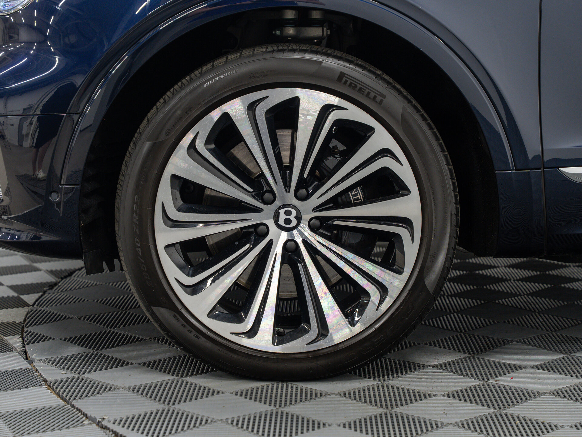 Автомобиль Bentley Bentayga 4.0 AT (550 л.с.) 4WD - 4