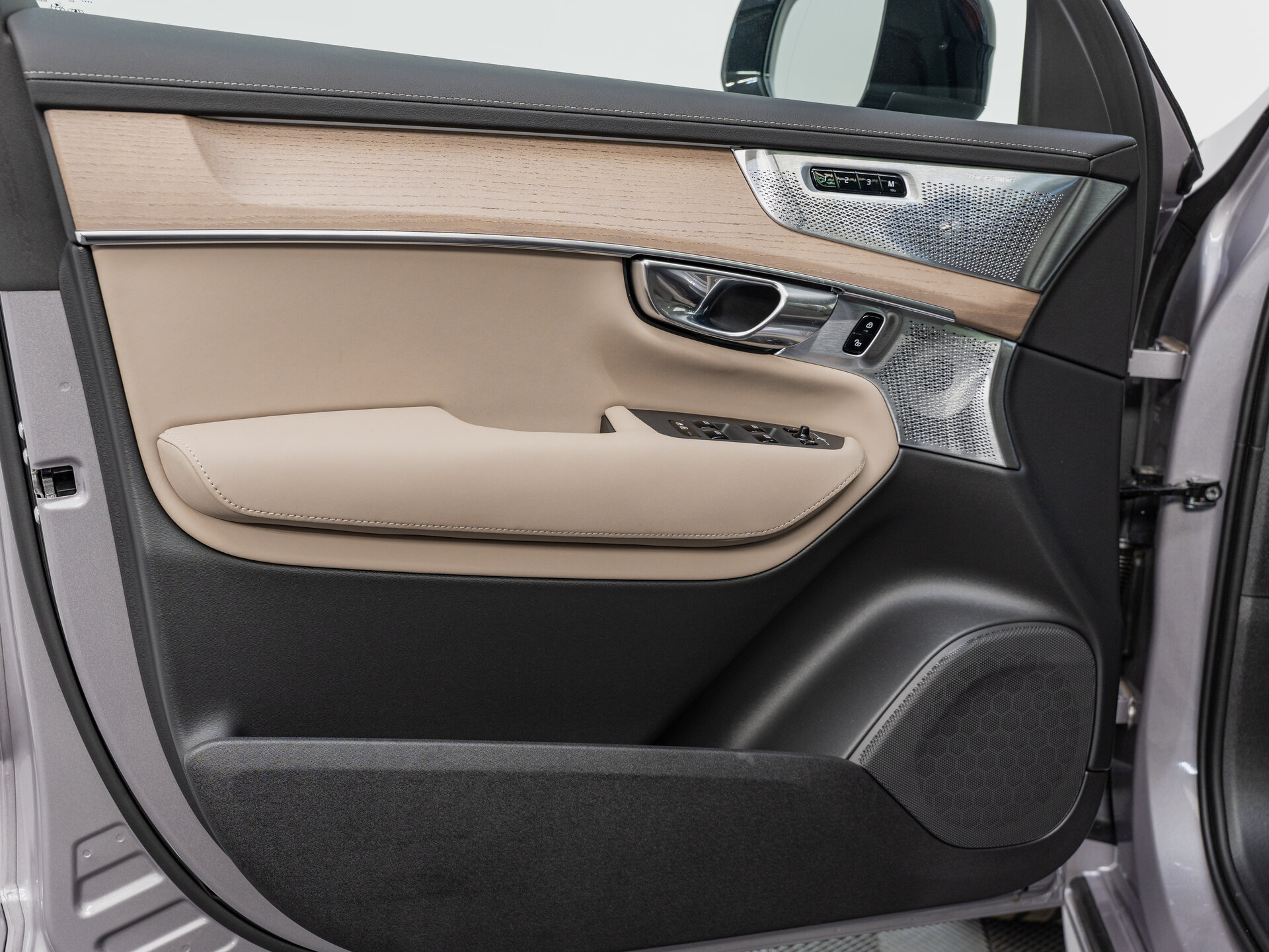 Автомобиль Volvo XC90 B6 2.0 AT (300 л.с.) 4WD - 20