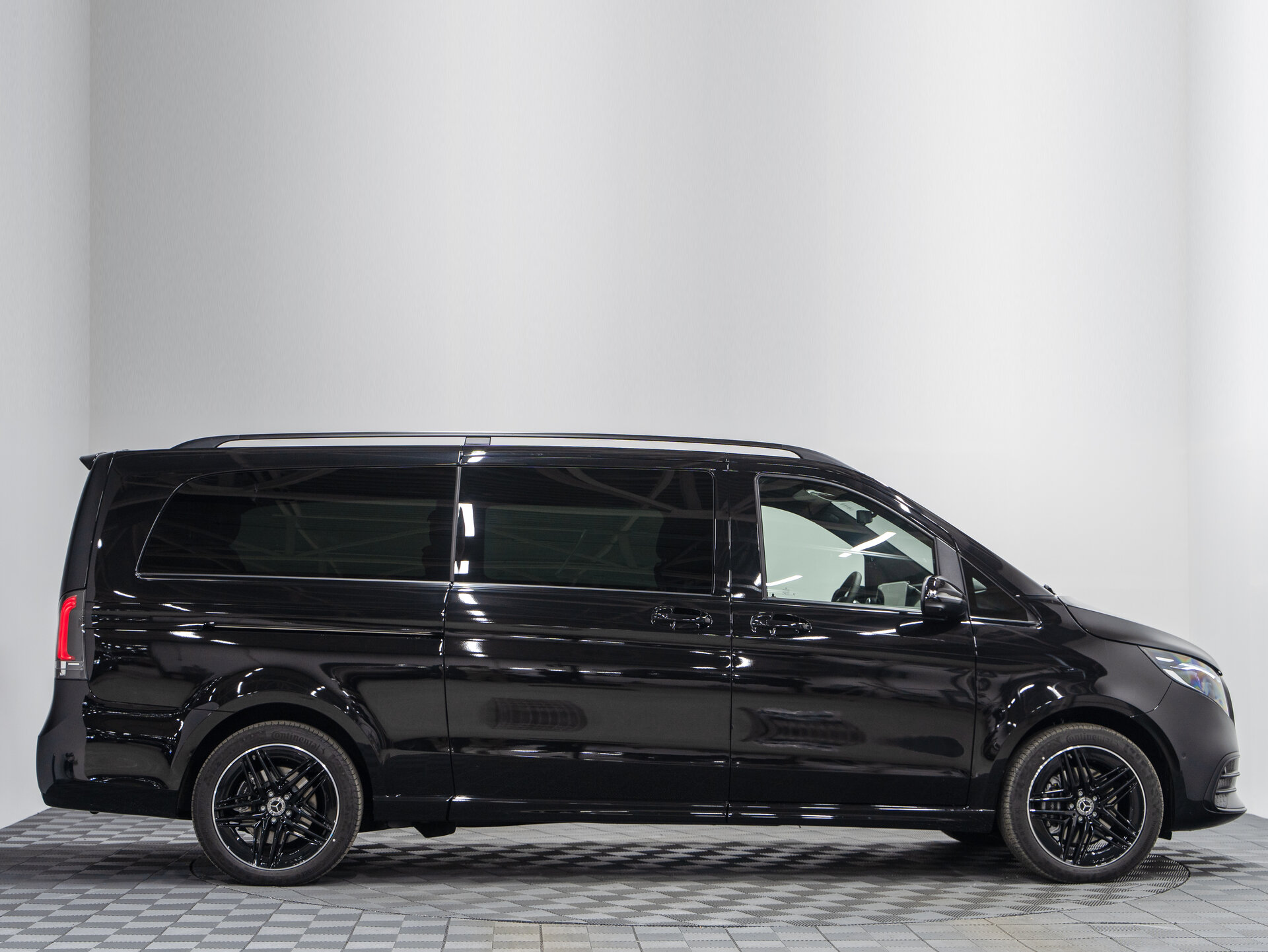 Автомобиль Mercedes-Benz V-Класс 300 d экстра длинный 2.0d AT (237 л.с.) 4WD - 6