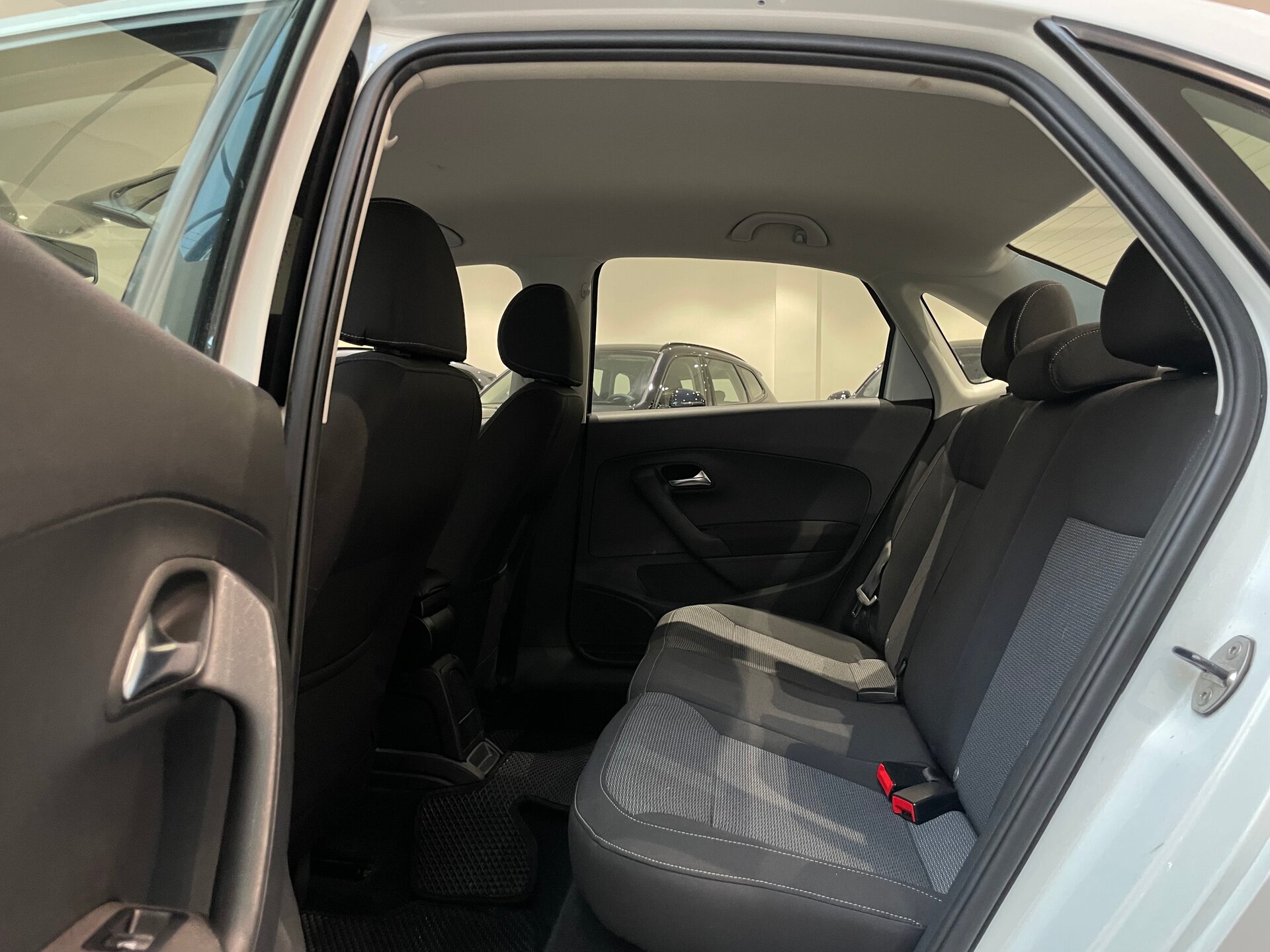 Автомобиль Volkswagen Polo 1.6 AT (110 л.с.) - 9