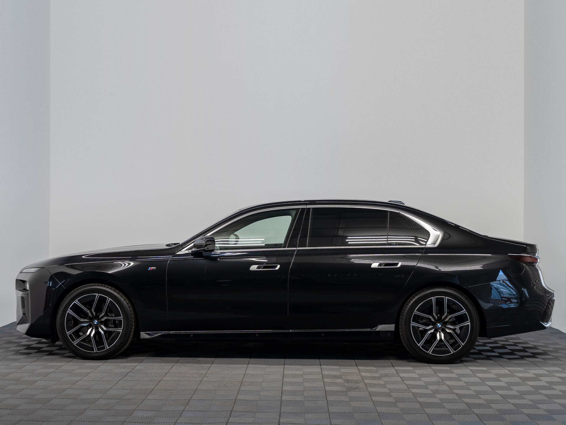 Автомобиль BMW 7 серии 740i xDrive 3.0 AT (380 л.с.) 4WD - 5