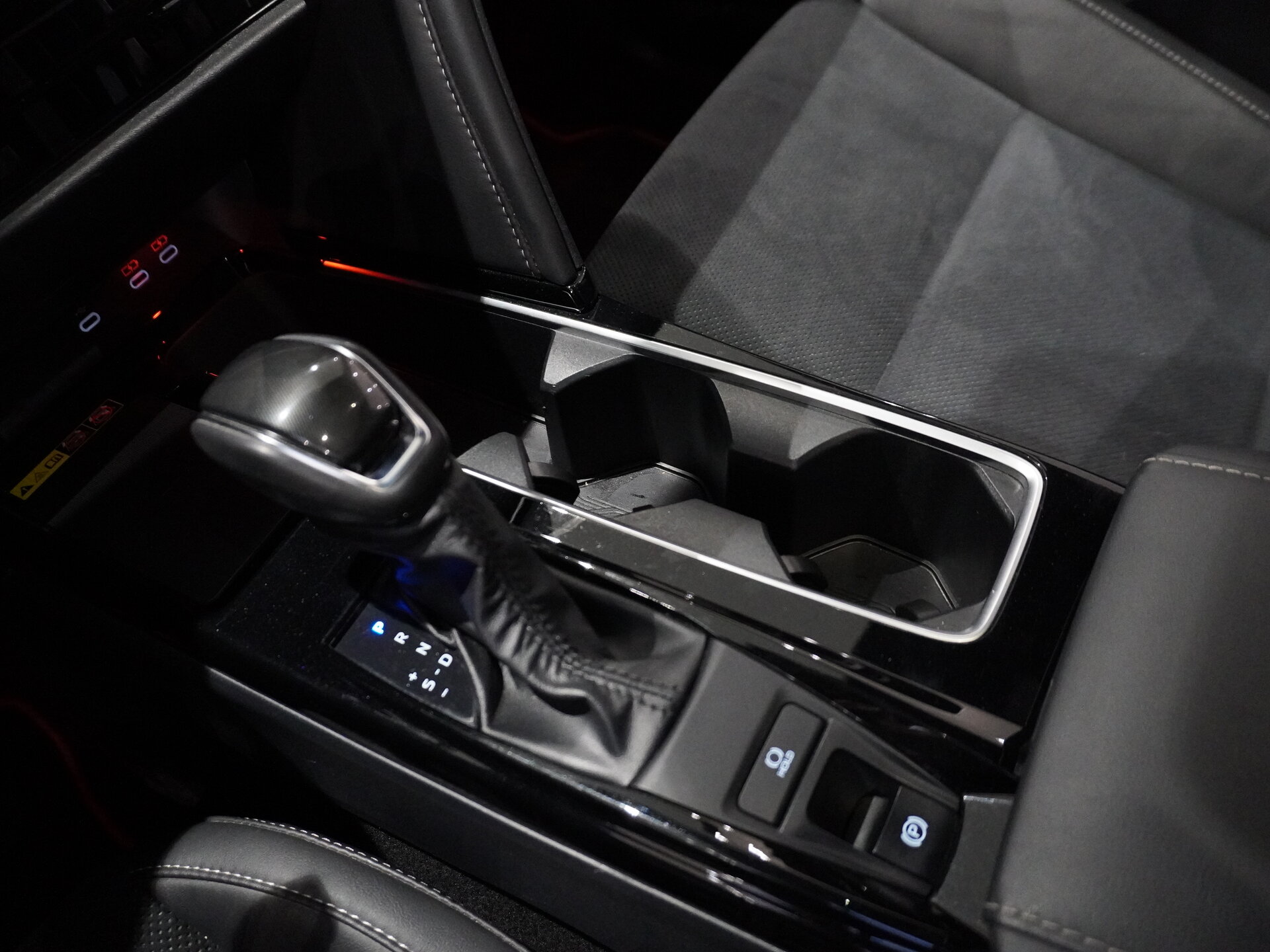 Автомобиль Toyota Camry 2.0hyb CVT (231 л.с.) - 17