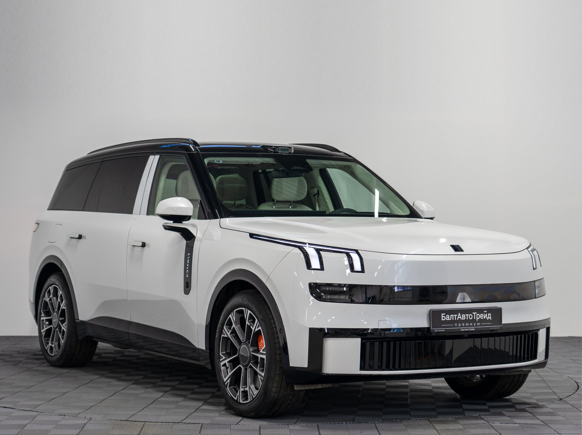 Автомобиль Lynk & Co 900 2.0hyb AT (734 л.с.) 4WD - 5