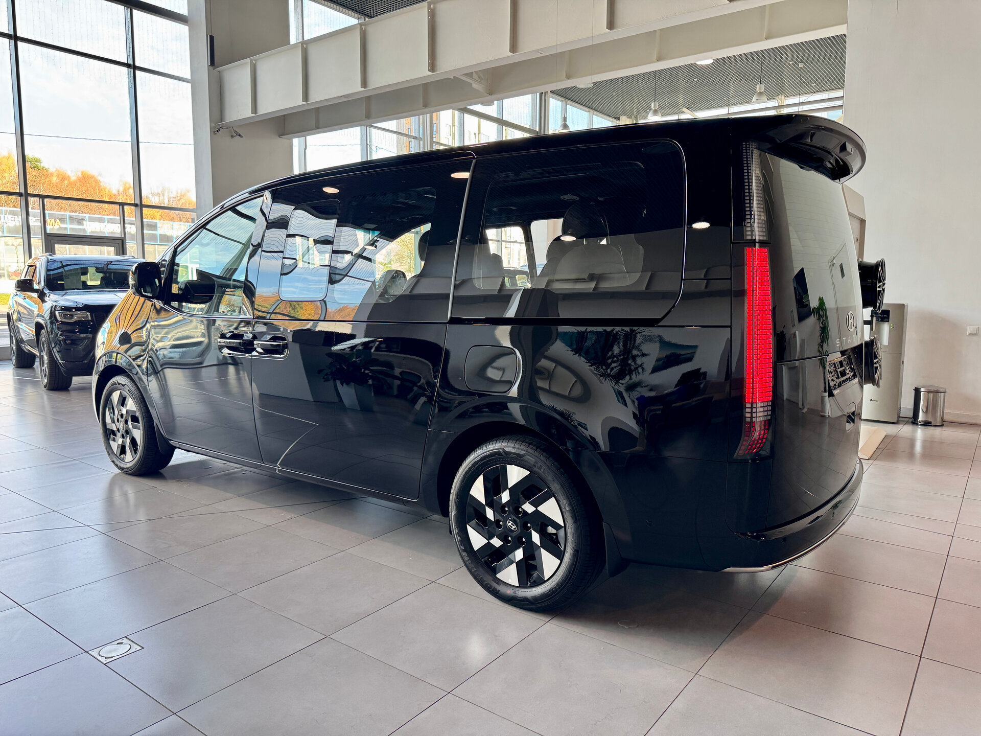 БУ автомобиль Hyundai Staria 2026  1.6 л ( 245 л. с.) Черный с пробегом 20 км