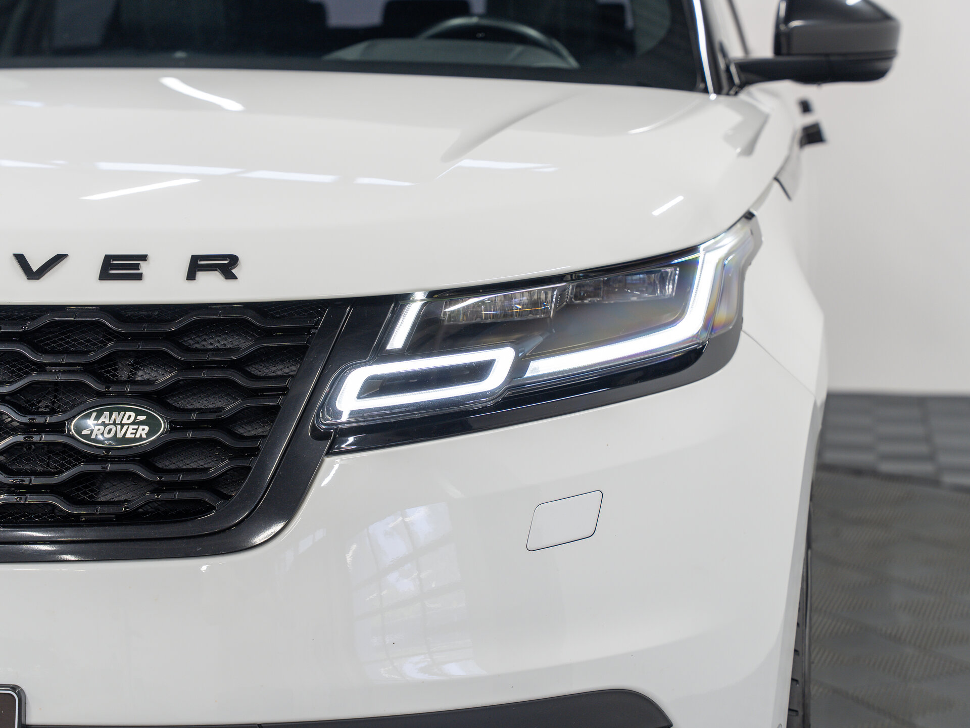 Автомобиль Land Rover Range Rover Velar 2.0 AT (250 л.с.) 4WD - 2