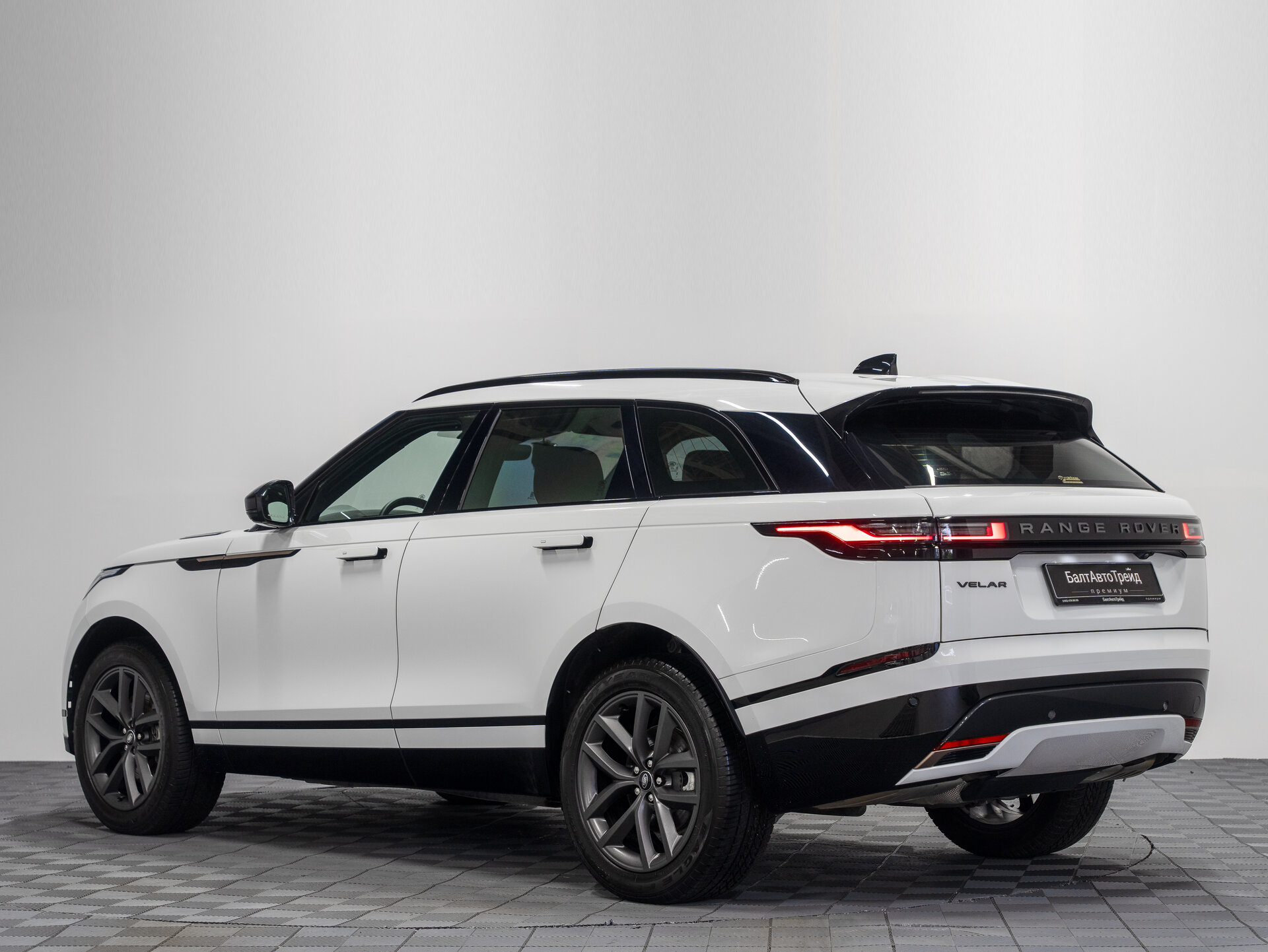 Автомобиль Land Rover Range Rover Velar 2.0 AT (250 л.с.) 4WD - 9