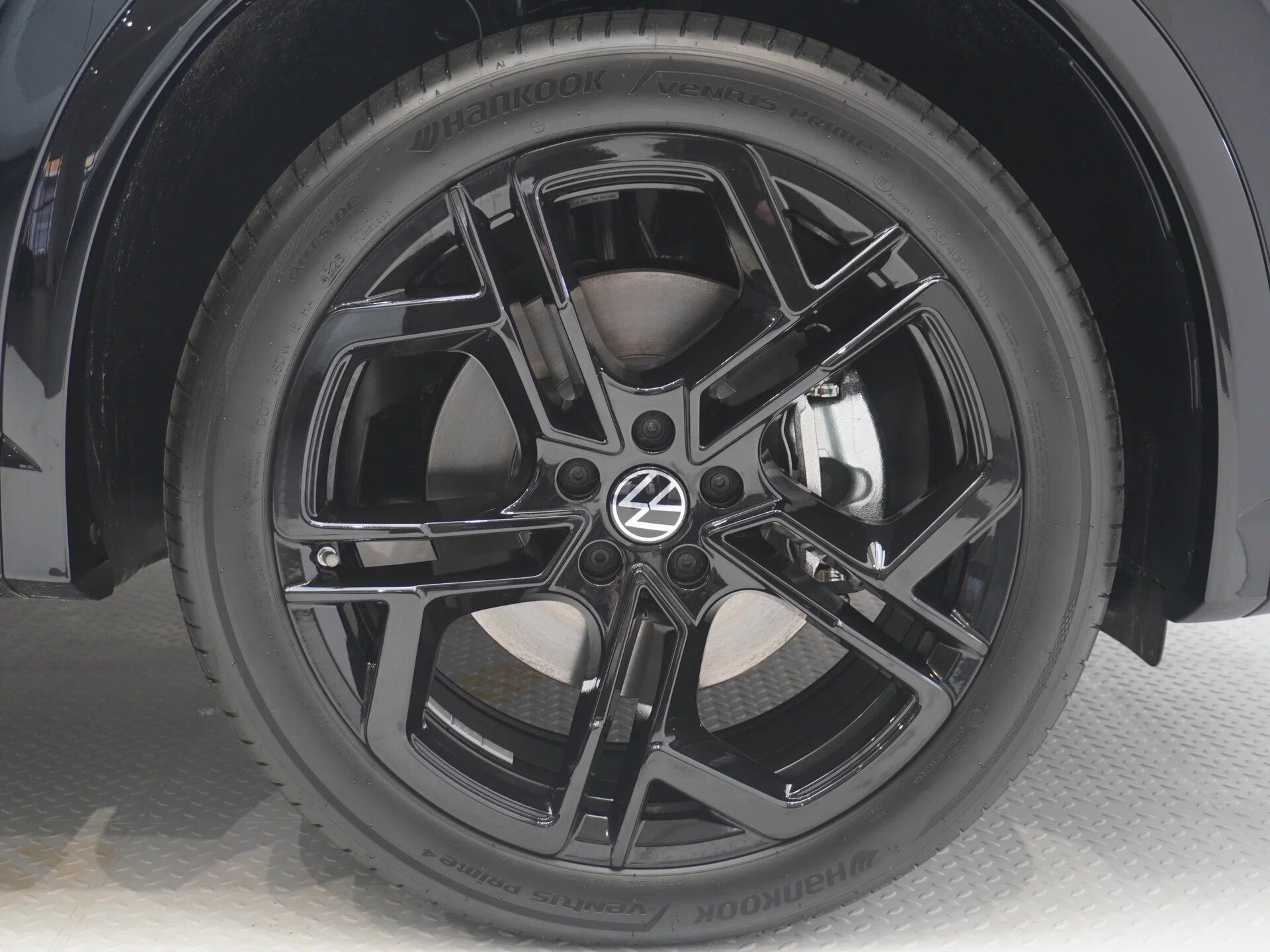 Автомобиль Volkswagen Tiguan L Pro 2.0 AMT (220 л.с.) 4WD - 3