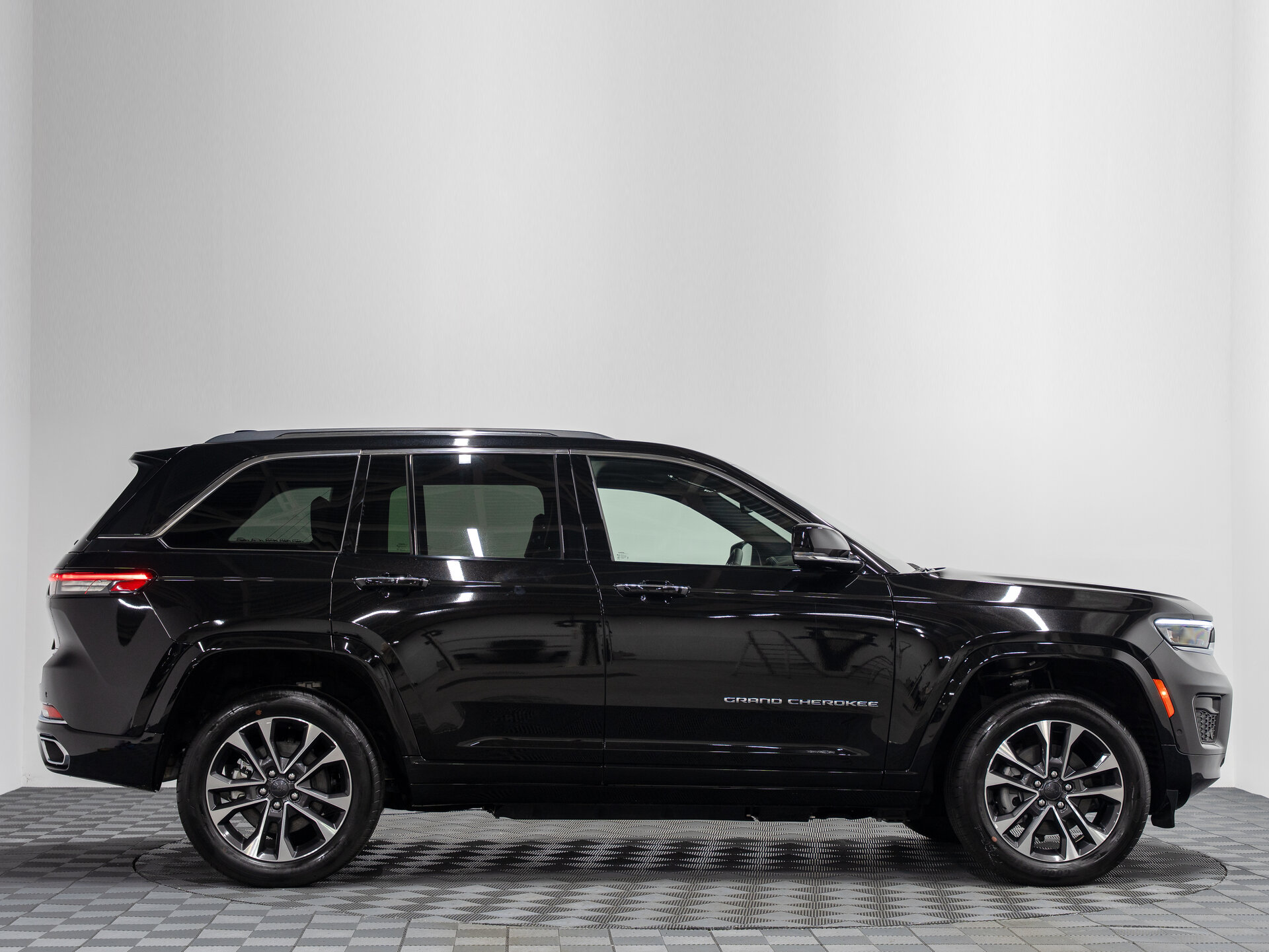 Автомобиль Jeep Grand Cherokee 4xe 2.0hyb AT (380 л.с.) 4WD - 7