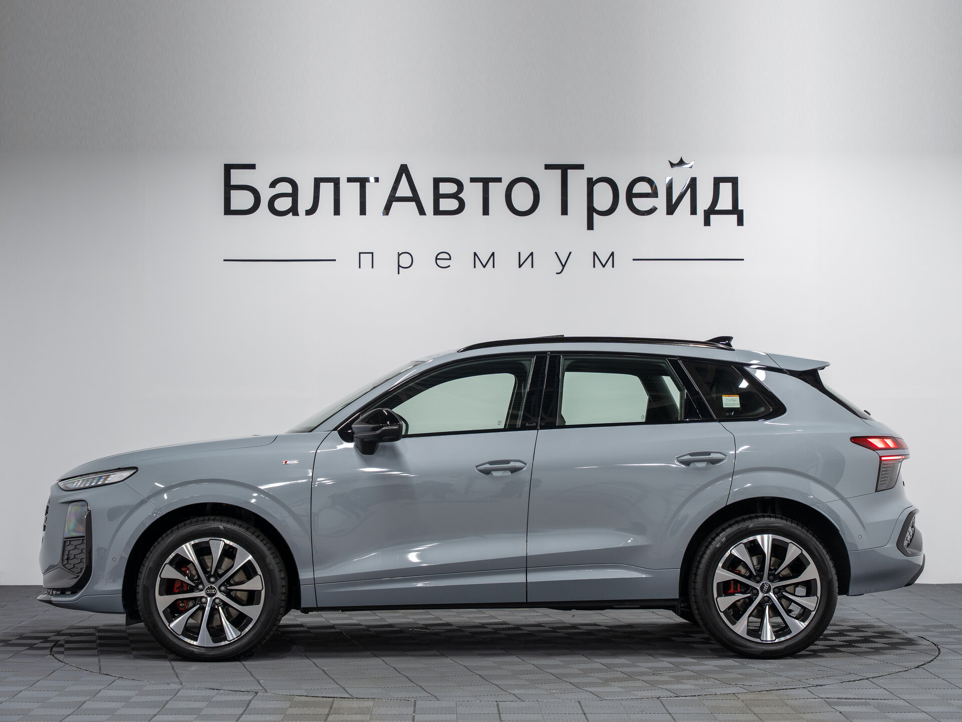 Автомобиль Audi Q3 TFSI 2.0 AMT (258 л.с.) 4WD - 11