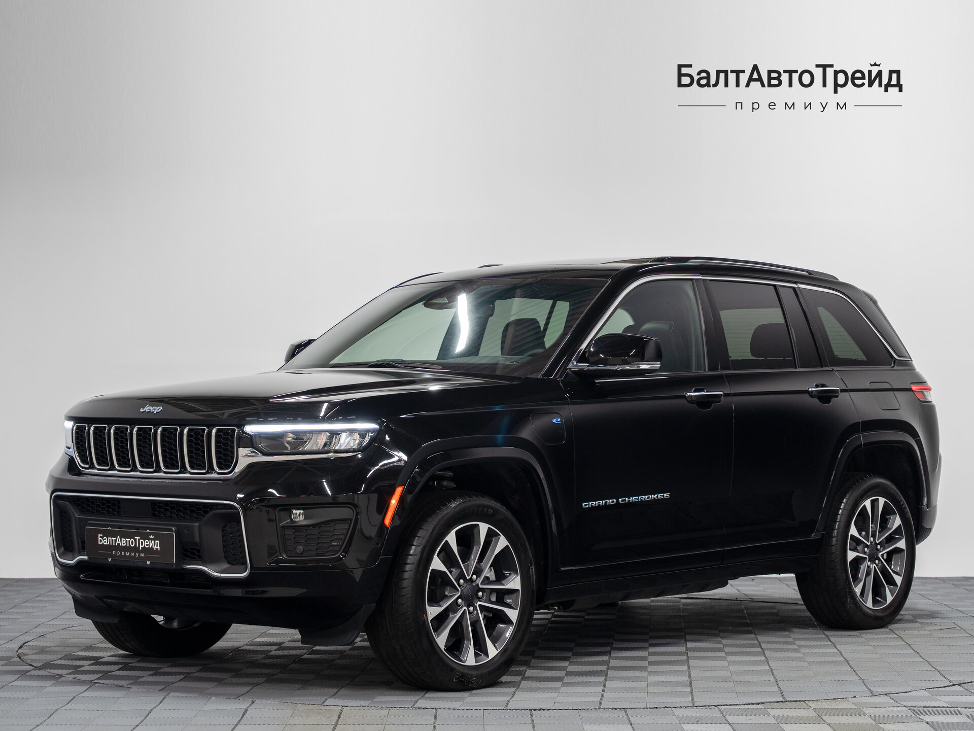 Автомобиль Jeep Grand Cherokee 4xe 2.0hyb AT (380 л.с.) 4WD - 1