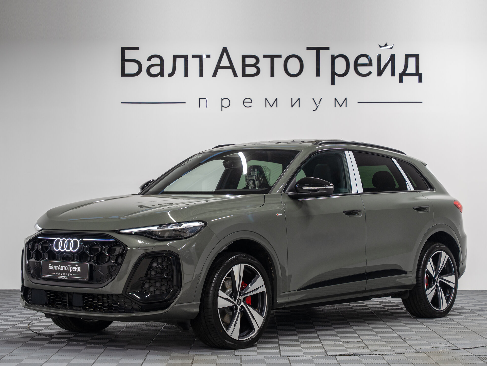 Автомобиль Audi Q5 L 2.0 AMT (272 л.с.) 4WD - 1