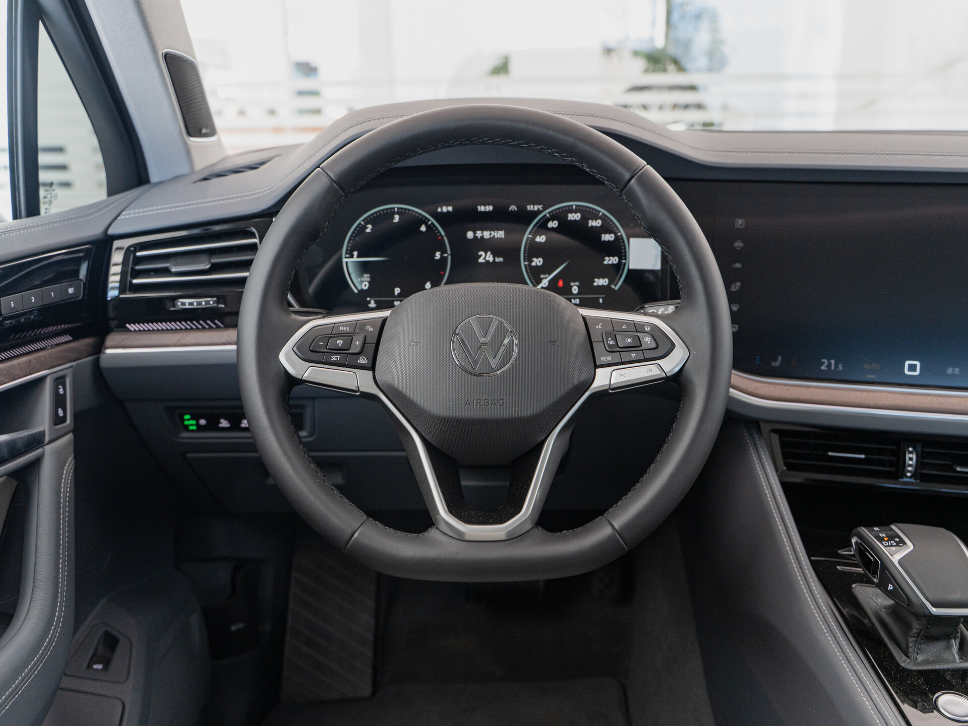 Автомобиль Volkswagen Touareg 3.0d AT (286 л.с.) 4WD - 11