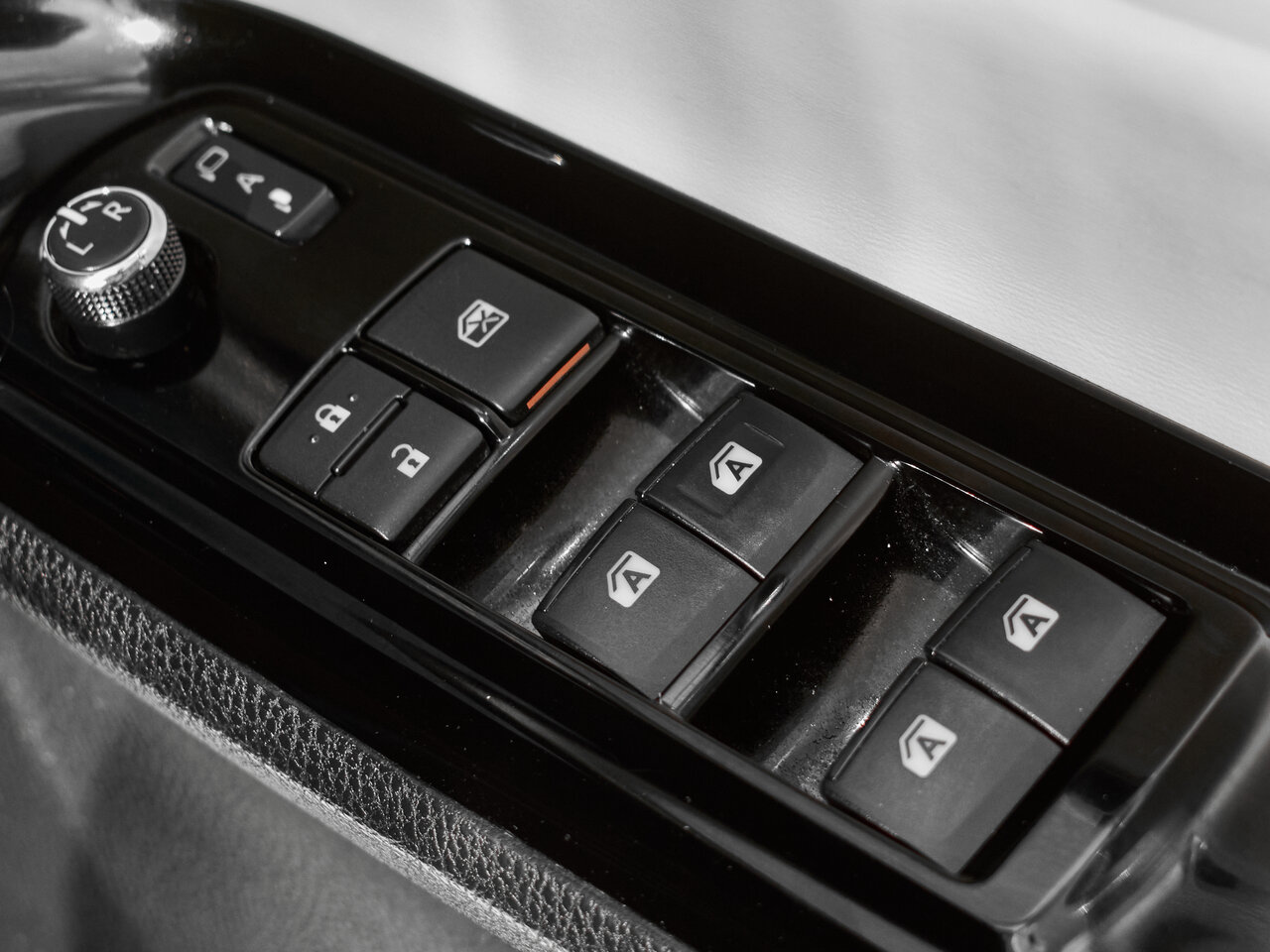 Купить Toyota Noah 1.8hyb CVT (99 л.с.), 2018 в Екатеренбурге