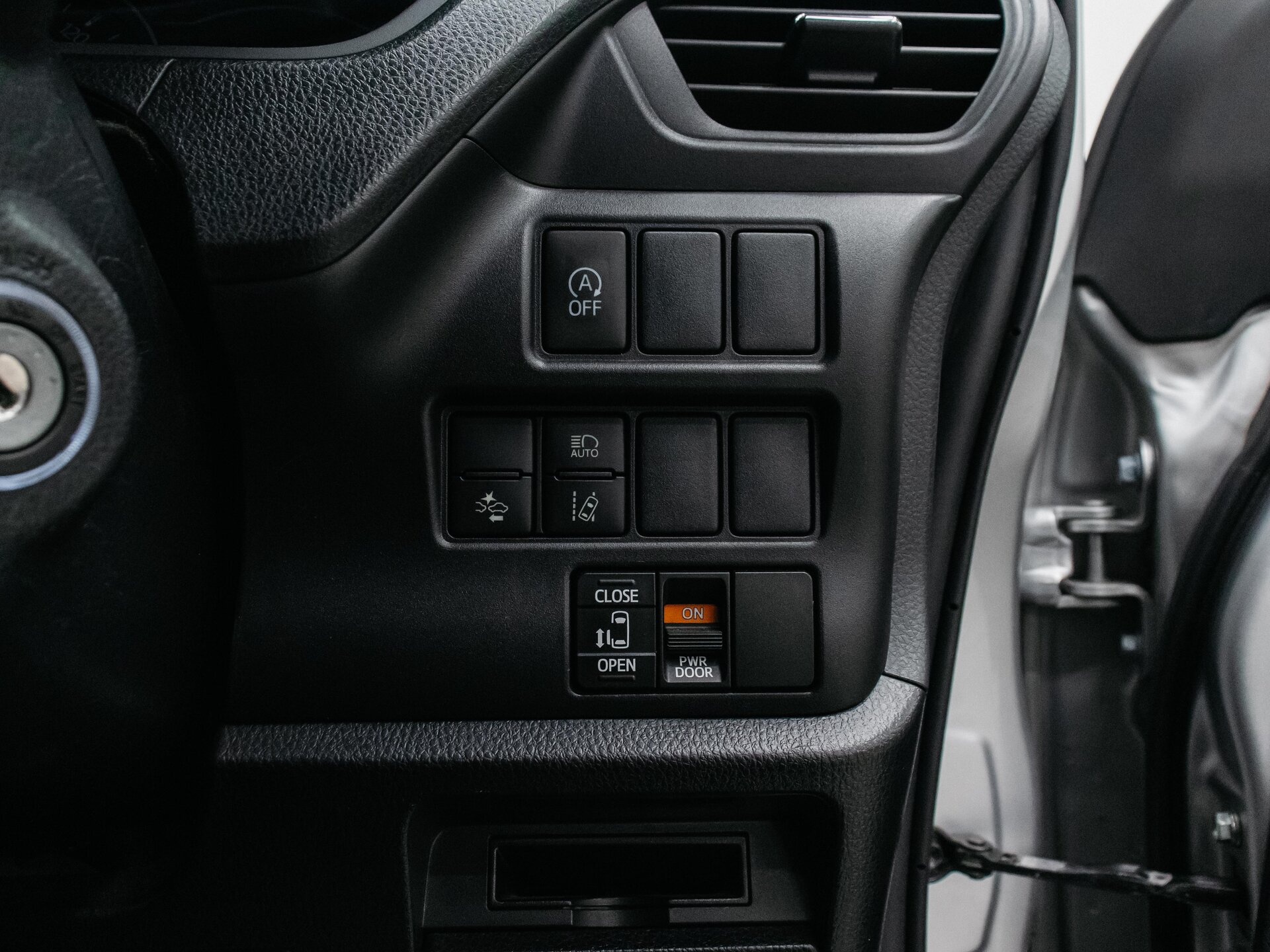 Toyota Noah 2018 18
