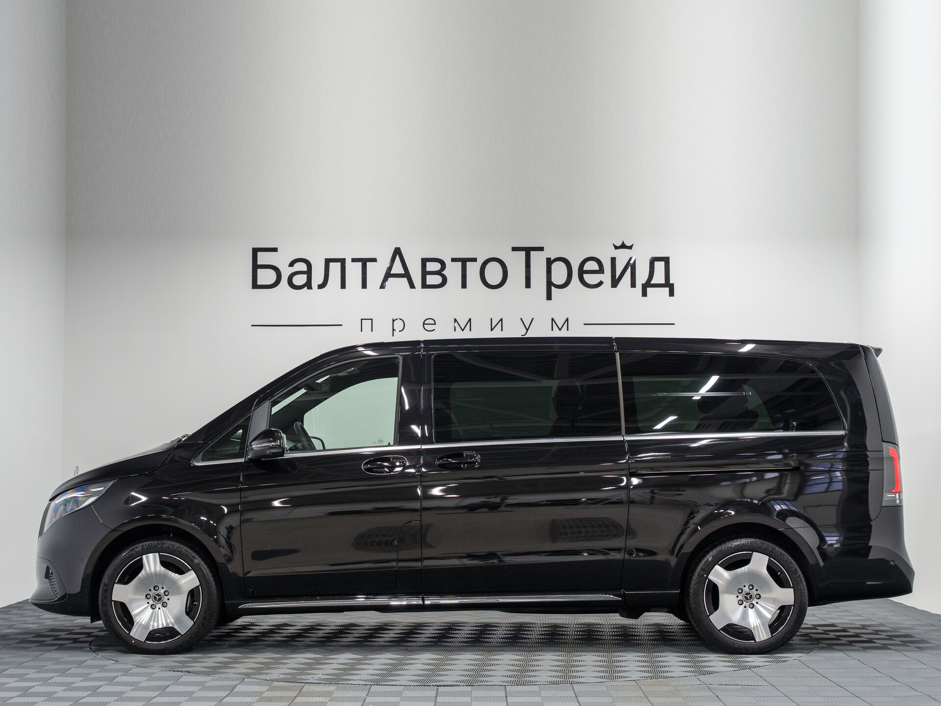Автомобиль Mercedes-Benz V-Класс 300 d экстра длинный 2.0d AT (237 л.с.) 4WD - 11