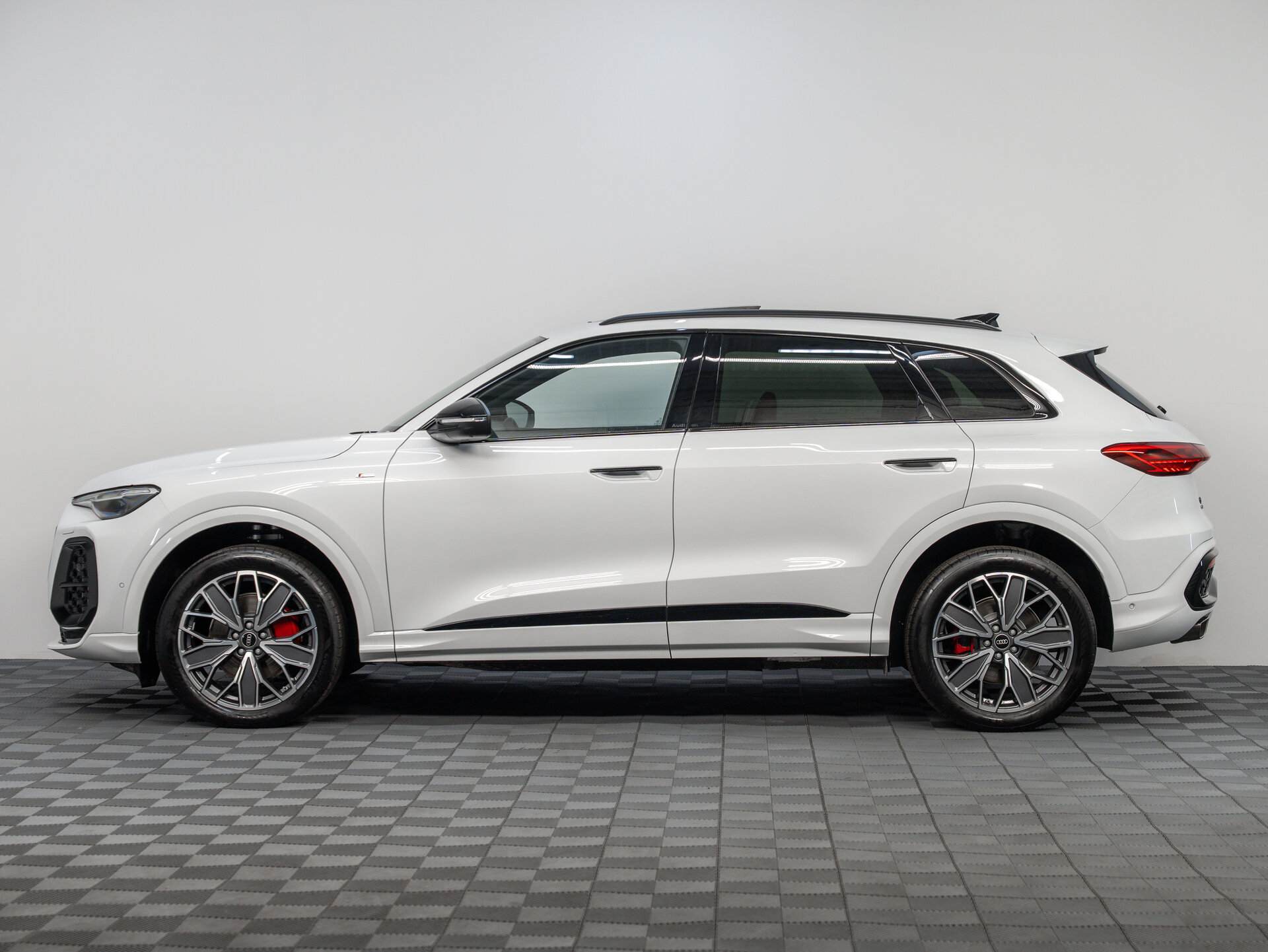 Автомобиль Audi Q5 L 2.0 AMT (204 л.с.) 4WD - 6