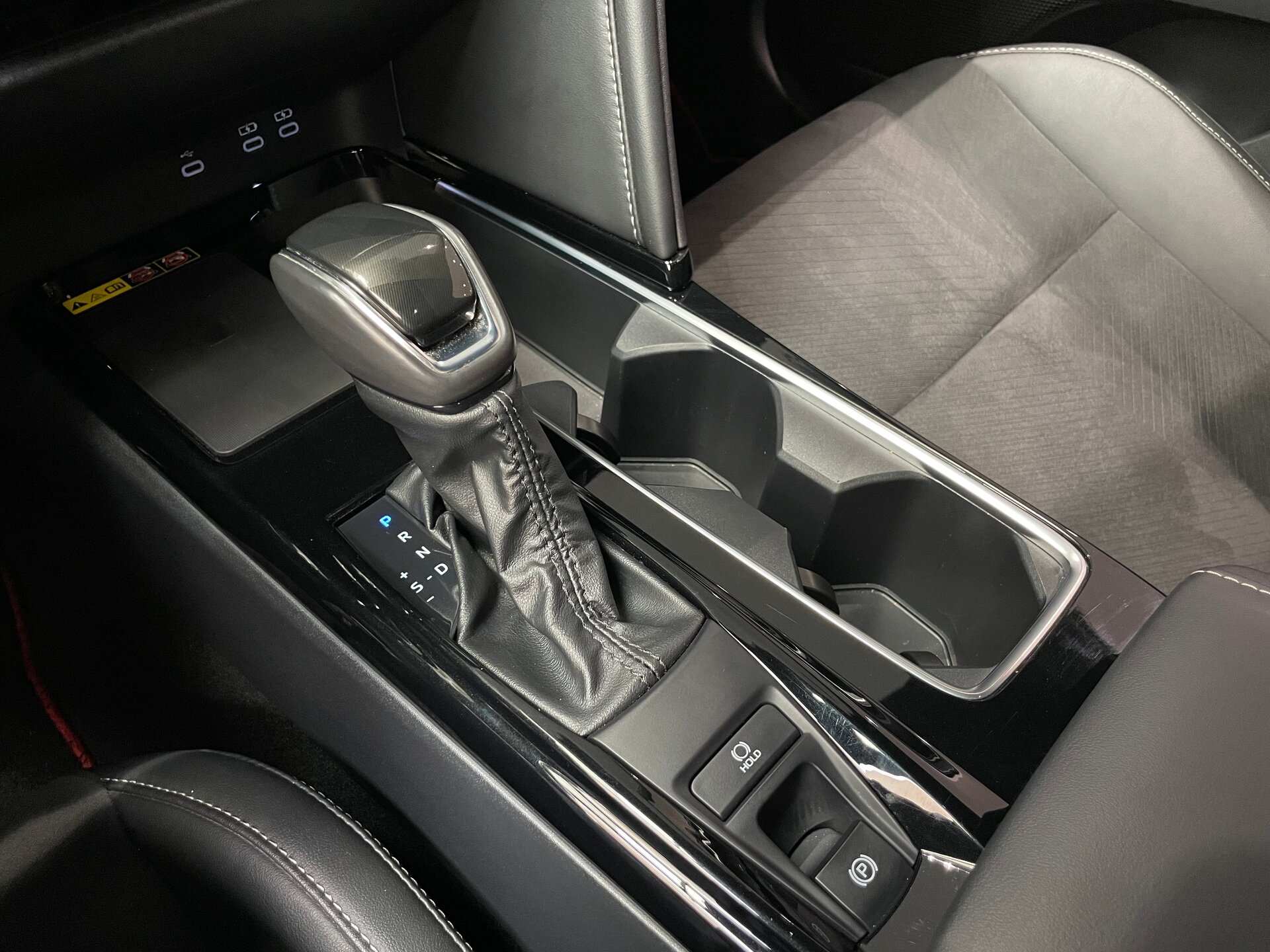 Автомобиль Toyota Camry 2.0hyb CVT (197 л.с.) - 17