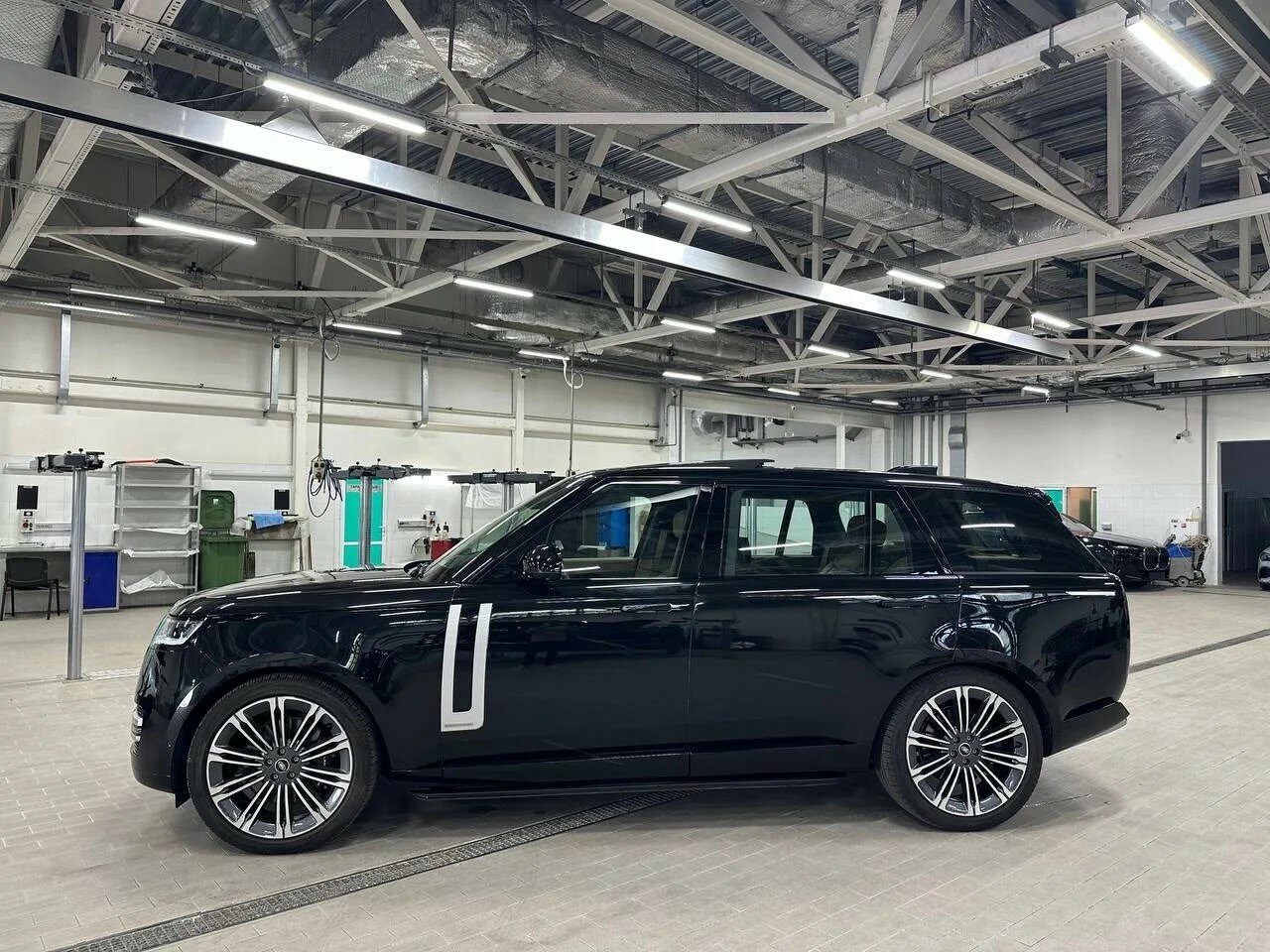 Автомобиль Land Rover Range Rover P530 MHEV Long 4.4 AT (530 л.с.) 4WD - 3