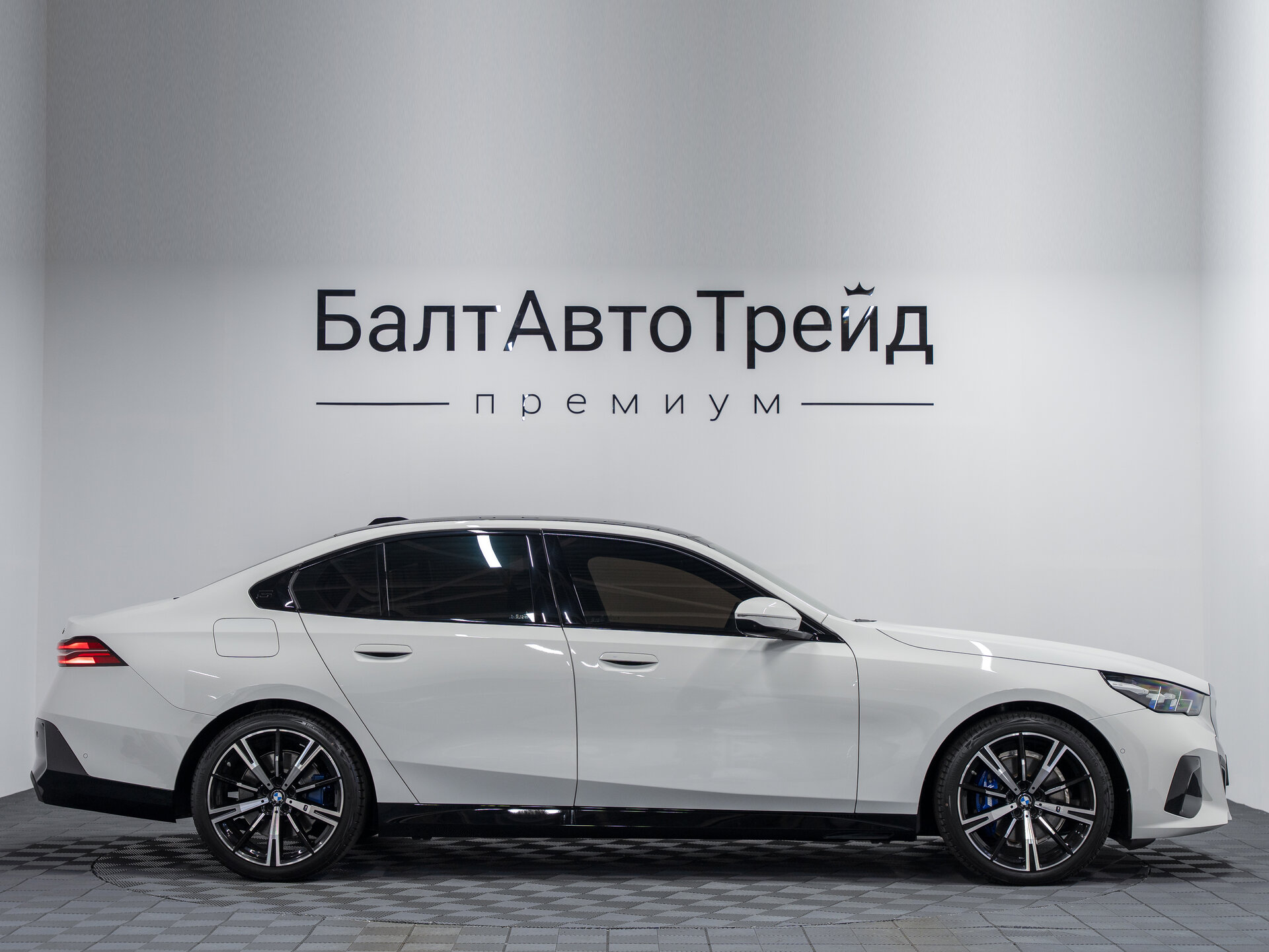 Автомобиль BMW 5 серии 530i xDrive 2.0 AT (258 л.с.) 4WD - 6