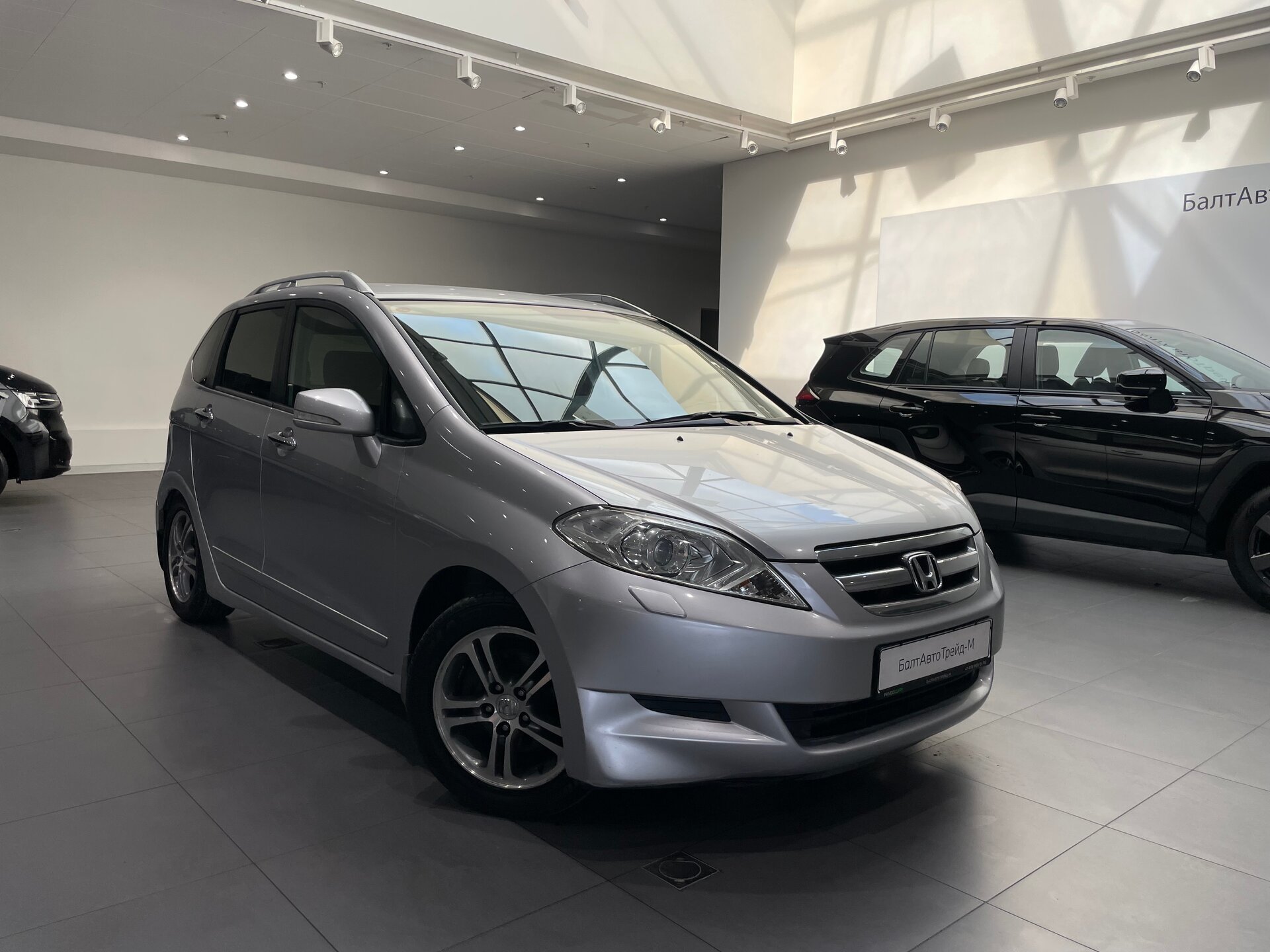 Автомобиль Honda FR-V 2.0 MT (150 л.с.) - 3